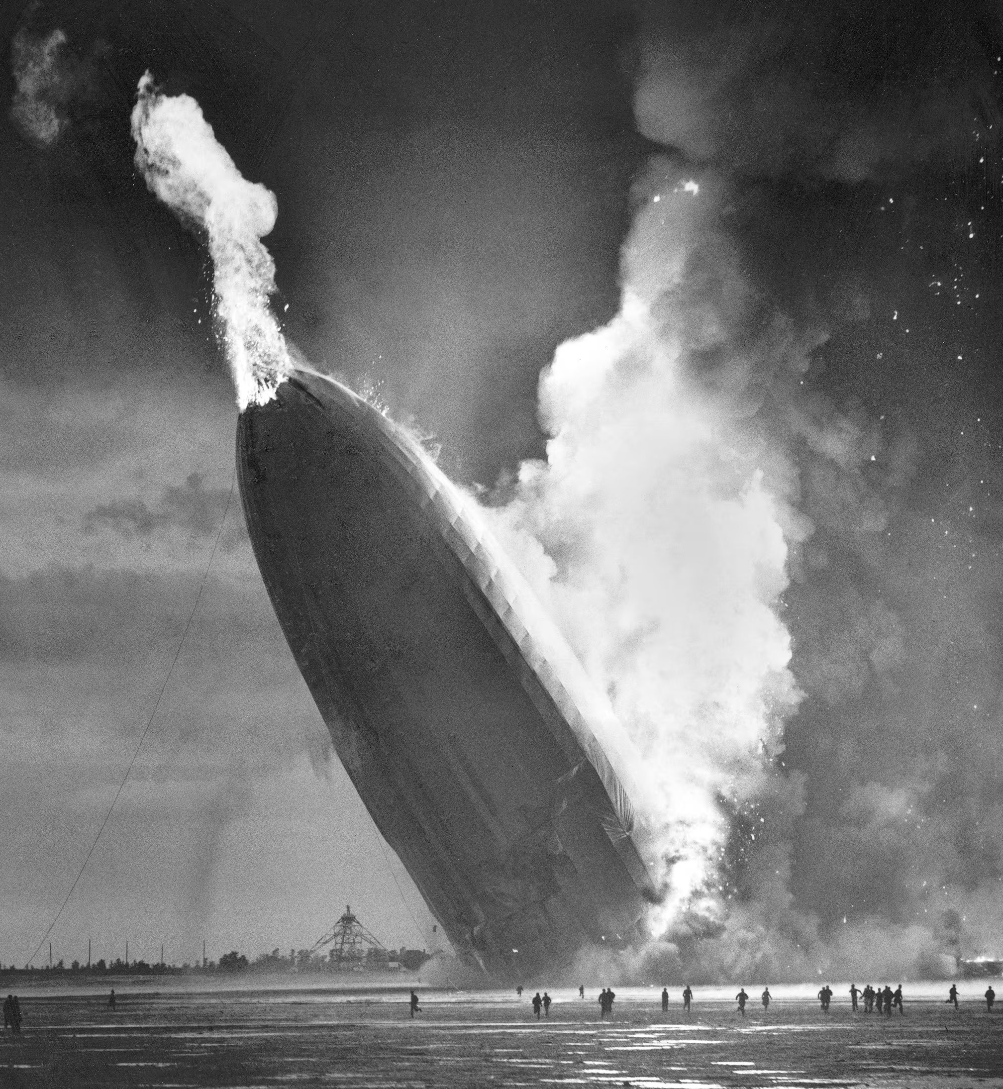 El Hindenburg en su último vuelo, en mayo de 1937
