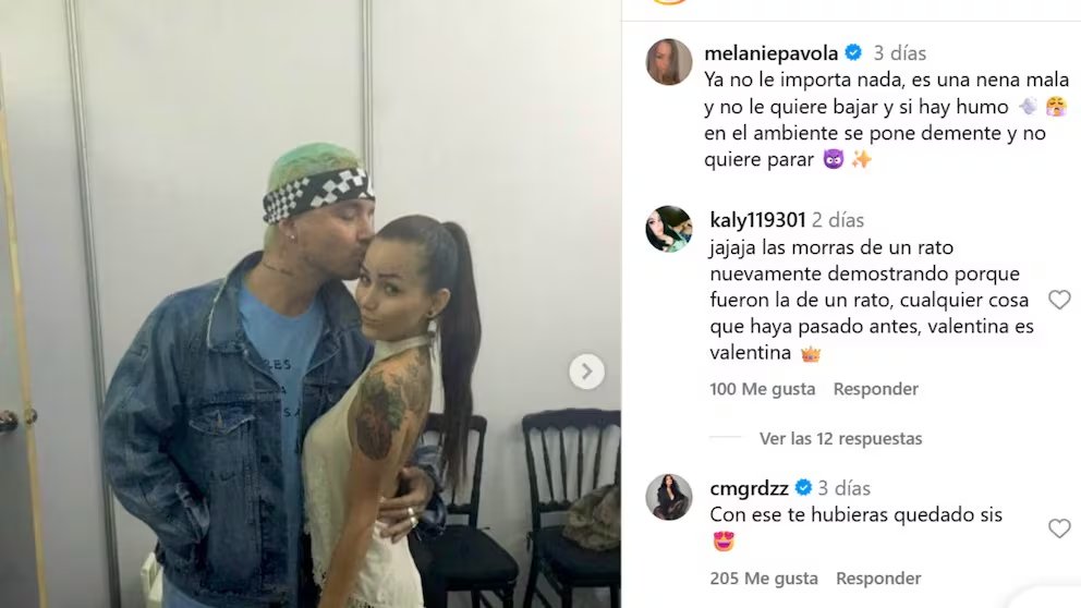 J Balvin, con cabello teñido de verde y bandana, besa la frente de Valentina Ferrer, quien luce un top sin mangas y un tatuaje en el brazo. (@melaniepavola)