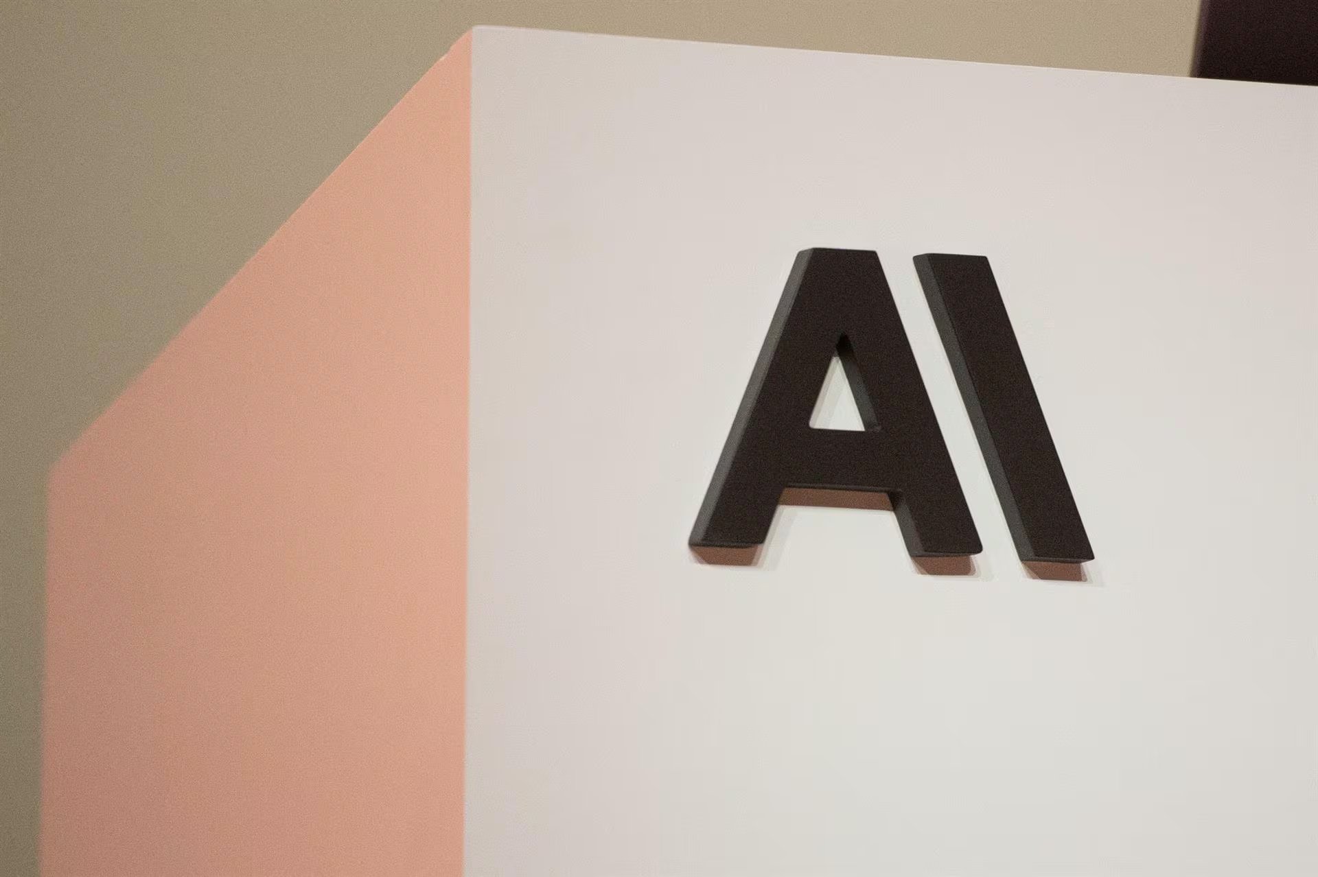 Jacob Coxon renunció a Anthropic y acusó a la empresa y a OpenAI de no desarrollar la inteligencia artificial de manera responsable. (Europa Press)