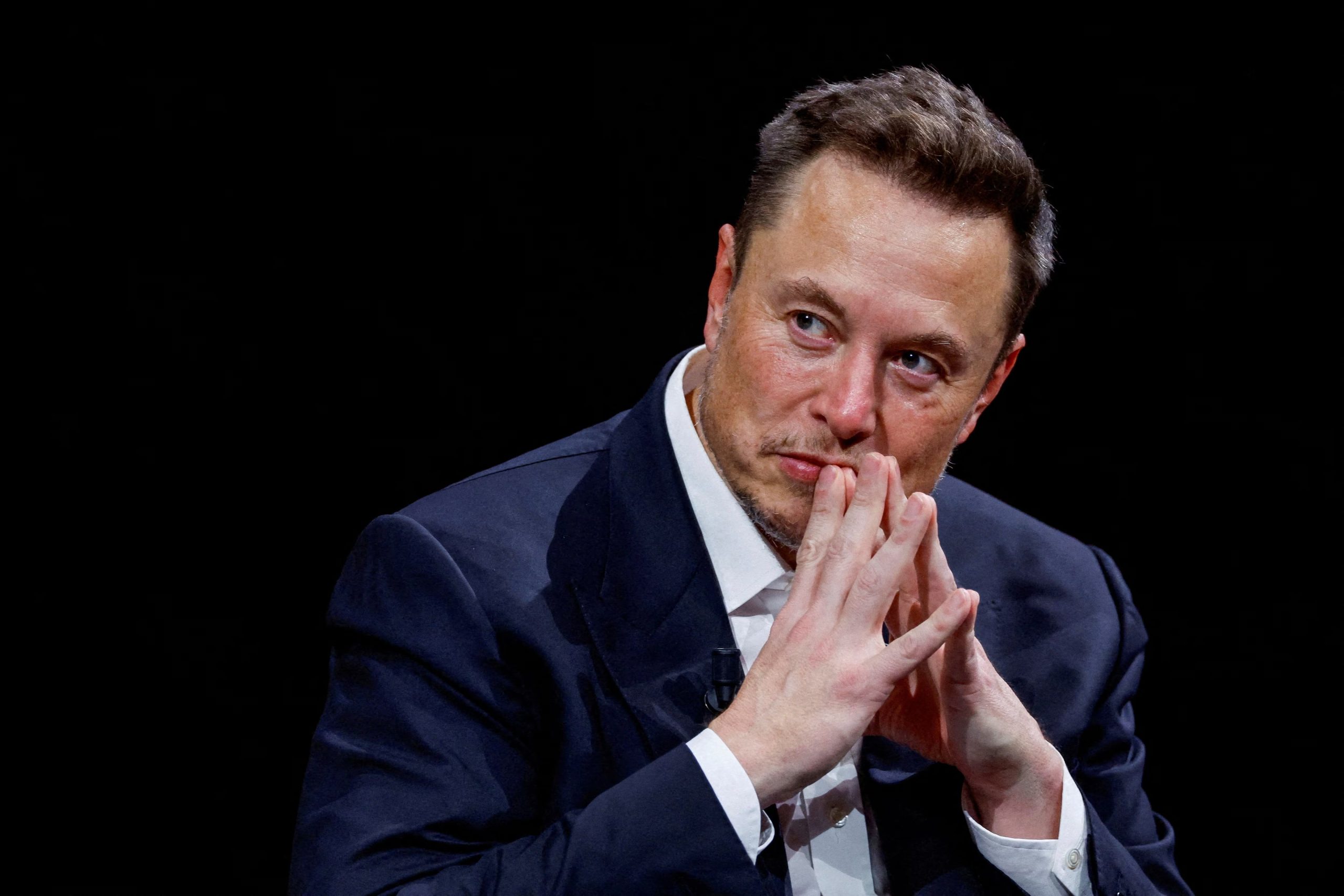  Elon Musk respondió en X a la selfie que le envió Jacob Coxon, quien lo desafió a consultar a sus propios investigadores de xAI sobre la veracidad de sus advertencias. (Reuters)