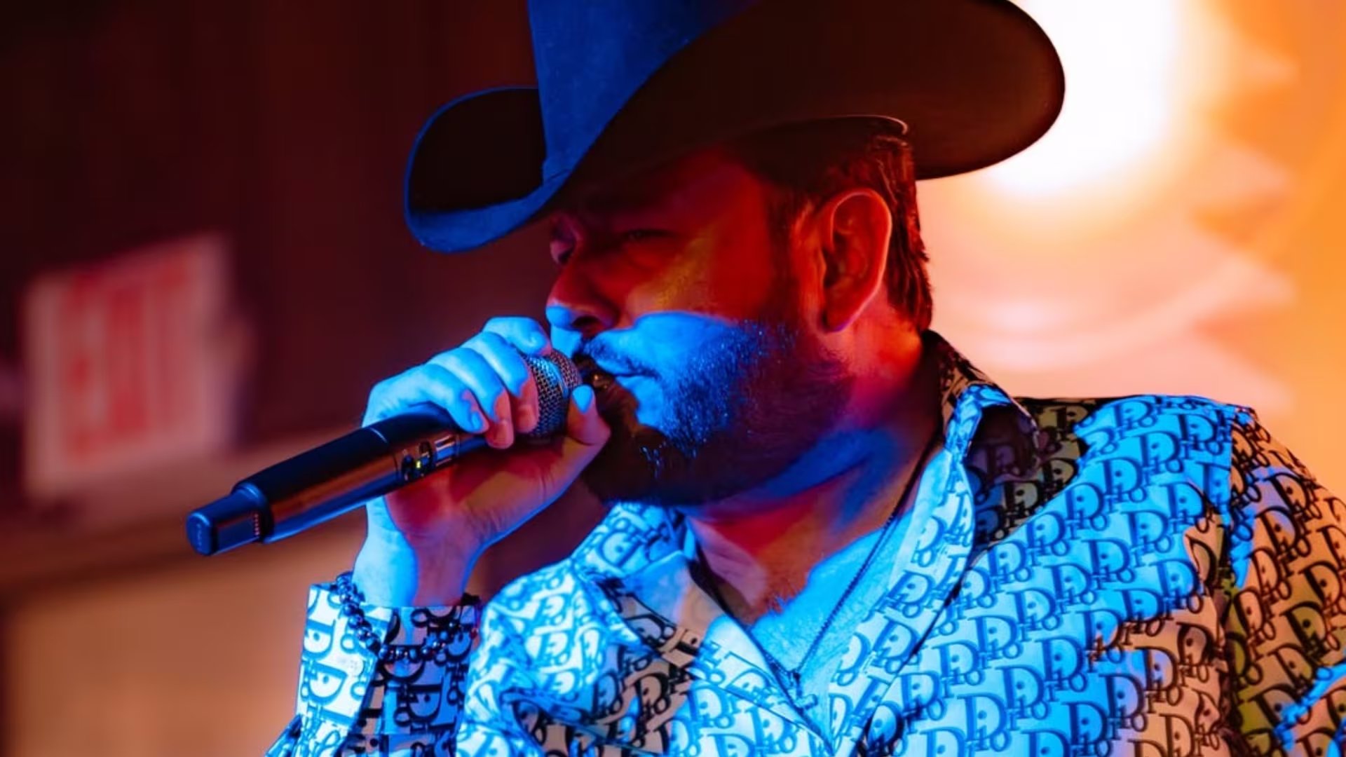 El cantante de regional mexicano Roberto Tapia en el escenario, donde recientemente habló sin filtros sobre su lucha personal contra la depresión. (Instagram: Roberto Tapia)
