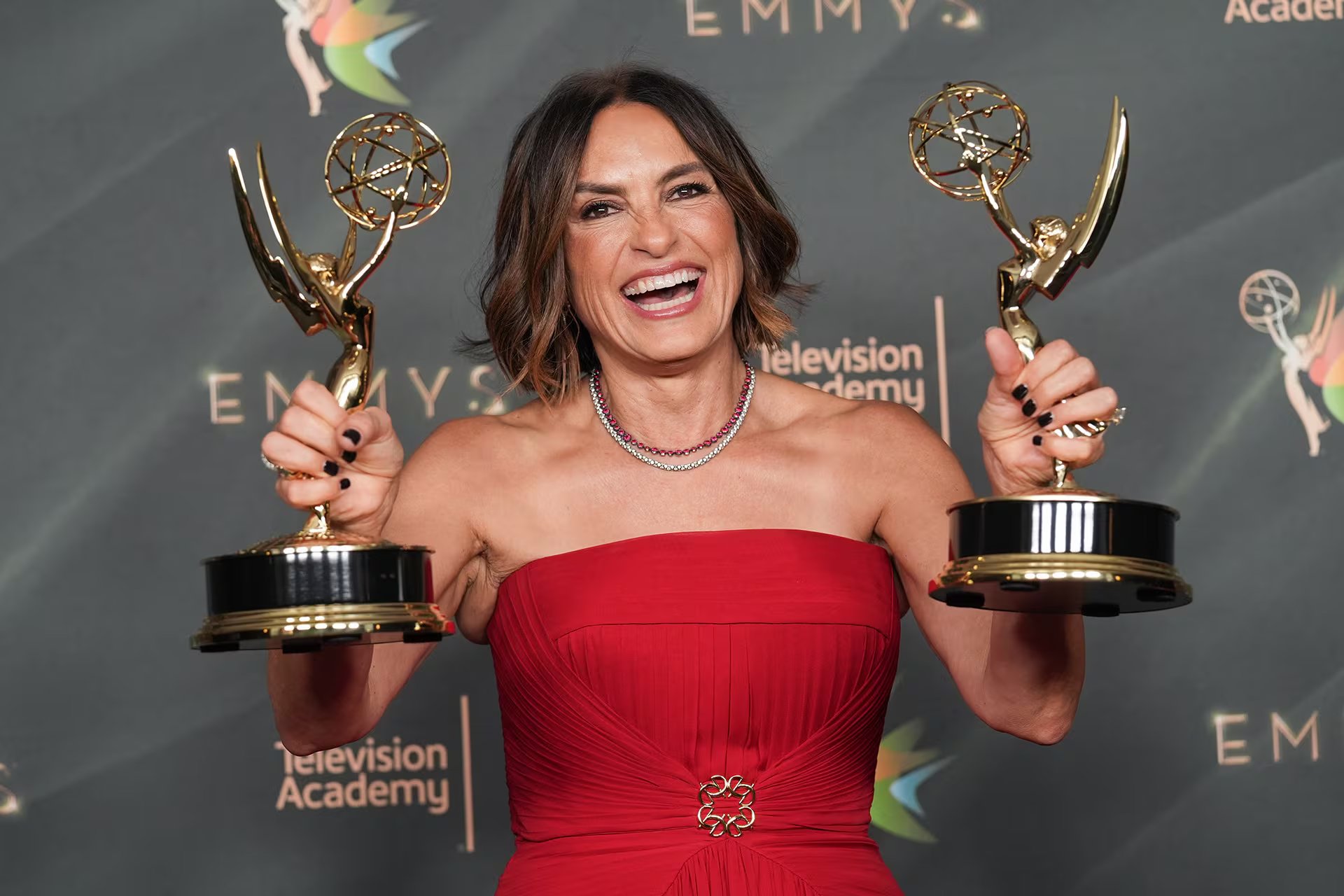 La actriz Mariska Hargitay sostiene dos galardones dorados durante la entrega de los Premios Emmy.