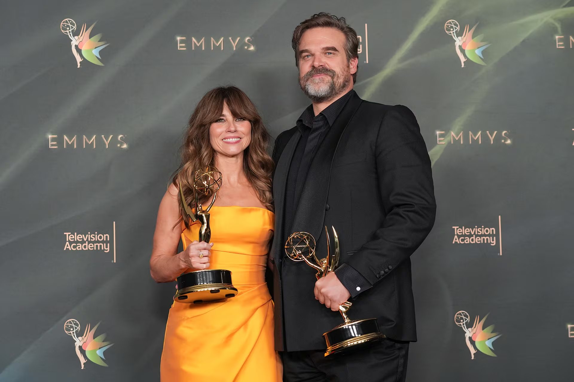 Los actores Linda Cardellini y David Harbour posan con sus estatuillas durante la entrega de los Premios Emmy.
