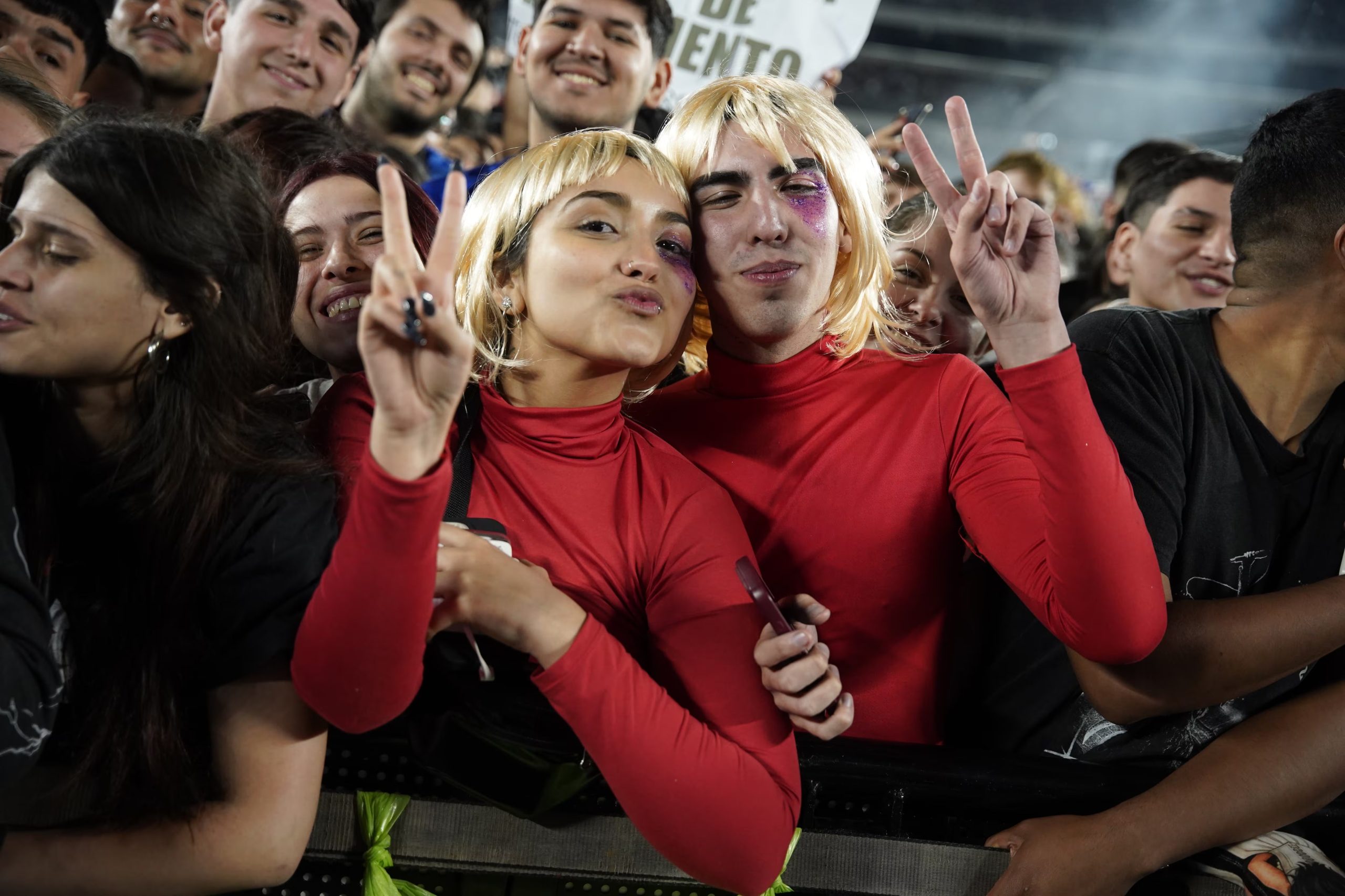 Las pelucas rubias de los fans inspiradas en el videoclip de Mejor que vos de Lali y Miranda!