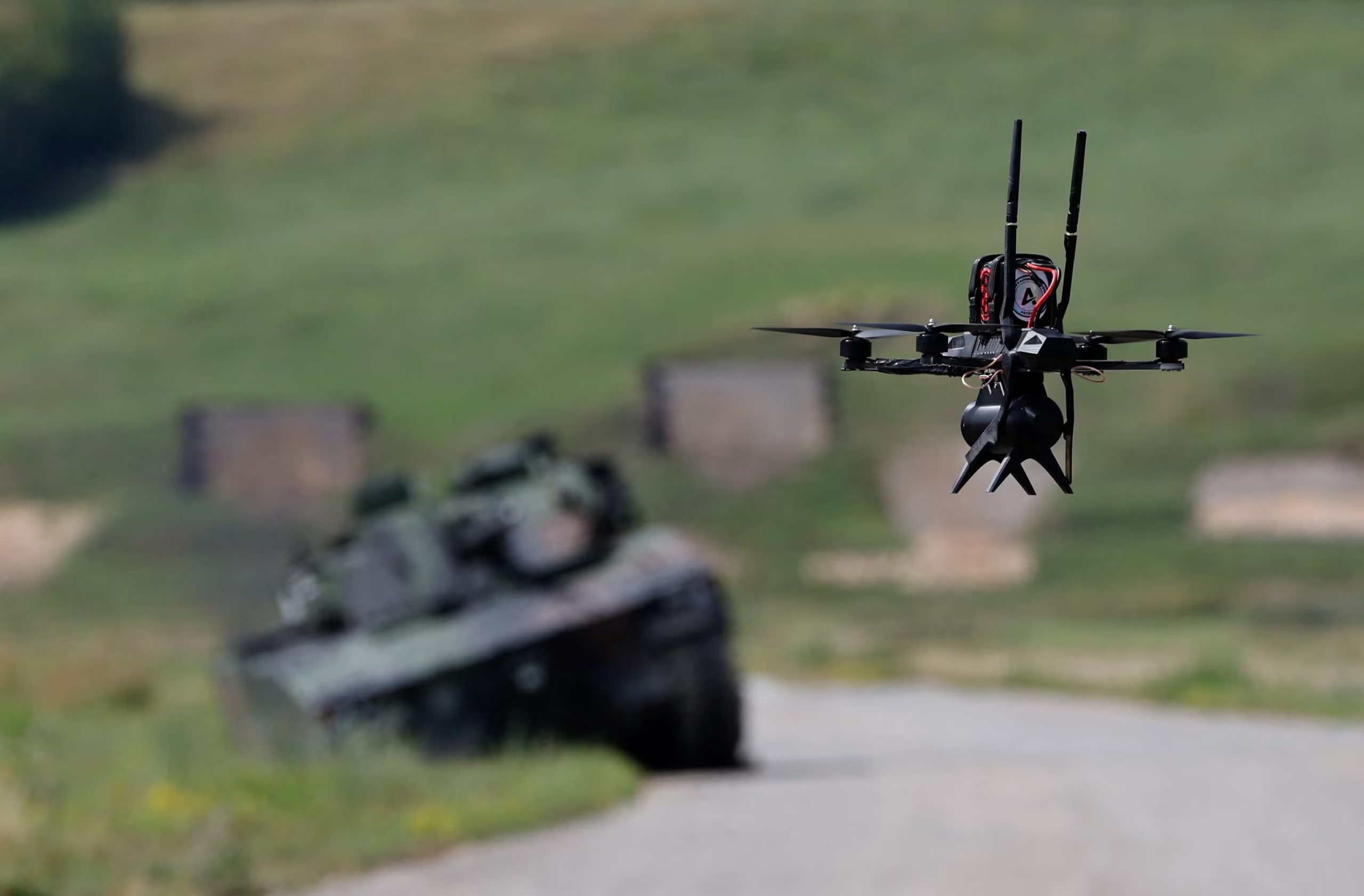 Una aeronave Orqa MRM10 vuela cerca de un tanque durante una demostración de operaciones con drones del Ejército suizo en Thun, Suiza, el 27 de agosto de 2026 (REUTERS/Stefan Wermuth)