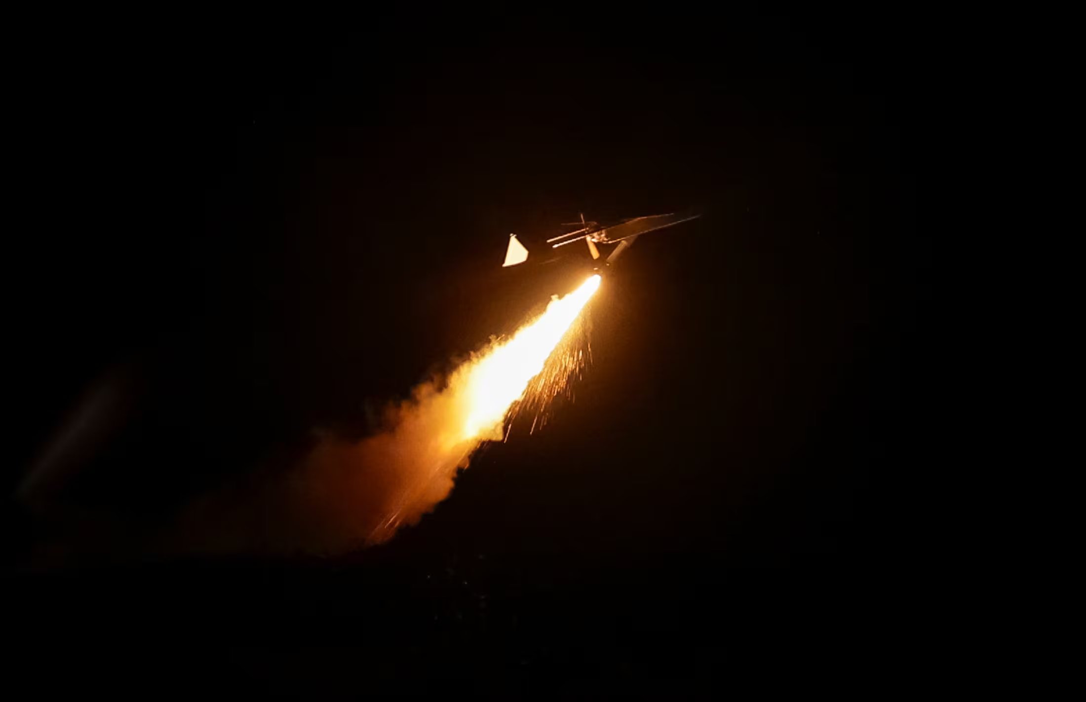 Un dron de ataque de clase media FP-2 vuela tras ser lanzado por militares de la 20.ª Brigada Independiente de Sistemas No Tripulados K-2, perteneciente a las Fuerzas de Sistemas No Tripulados, en medio del ataque de Rusia a Ucrania, en la región de Kharkiv (Ucrania), el 17 de agosto de 2026 (REUTERS/Sofiia Gatilova)