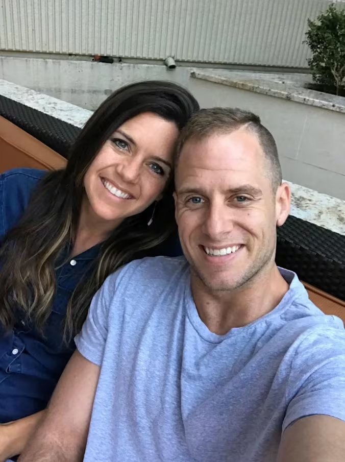 Caleb Flynn ejercía como pastor religioso y se desempeñaba como vicepresidente de ventas en la compañía comercial de sus suegros