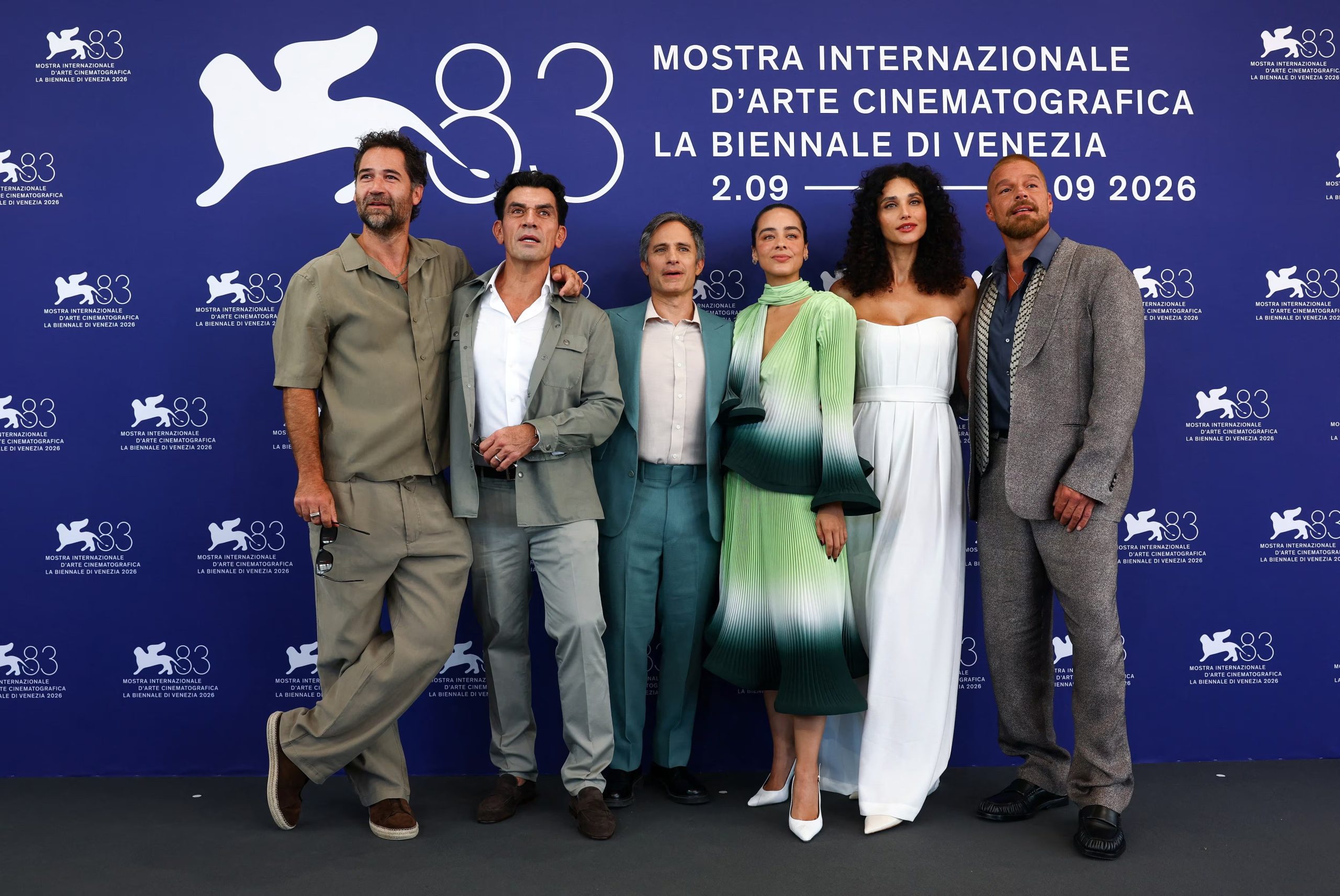 El director Gael García Bernal posa con los miembros del reparto Debora Nascimento, Esmeralda Pimentel, Jorge Salinas, Manuel García Rulfo y Ricky Martin durante una sesión fotográfica para la película