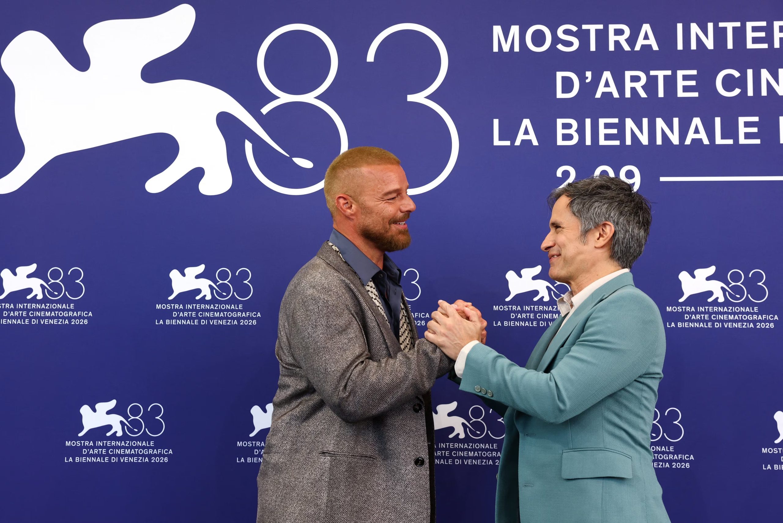 El director Gael García Bernal posa con el miembro del reparto Ricky Martin