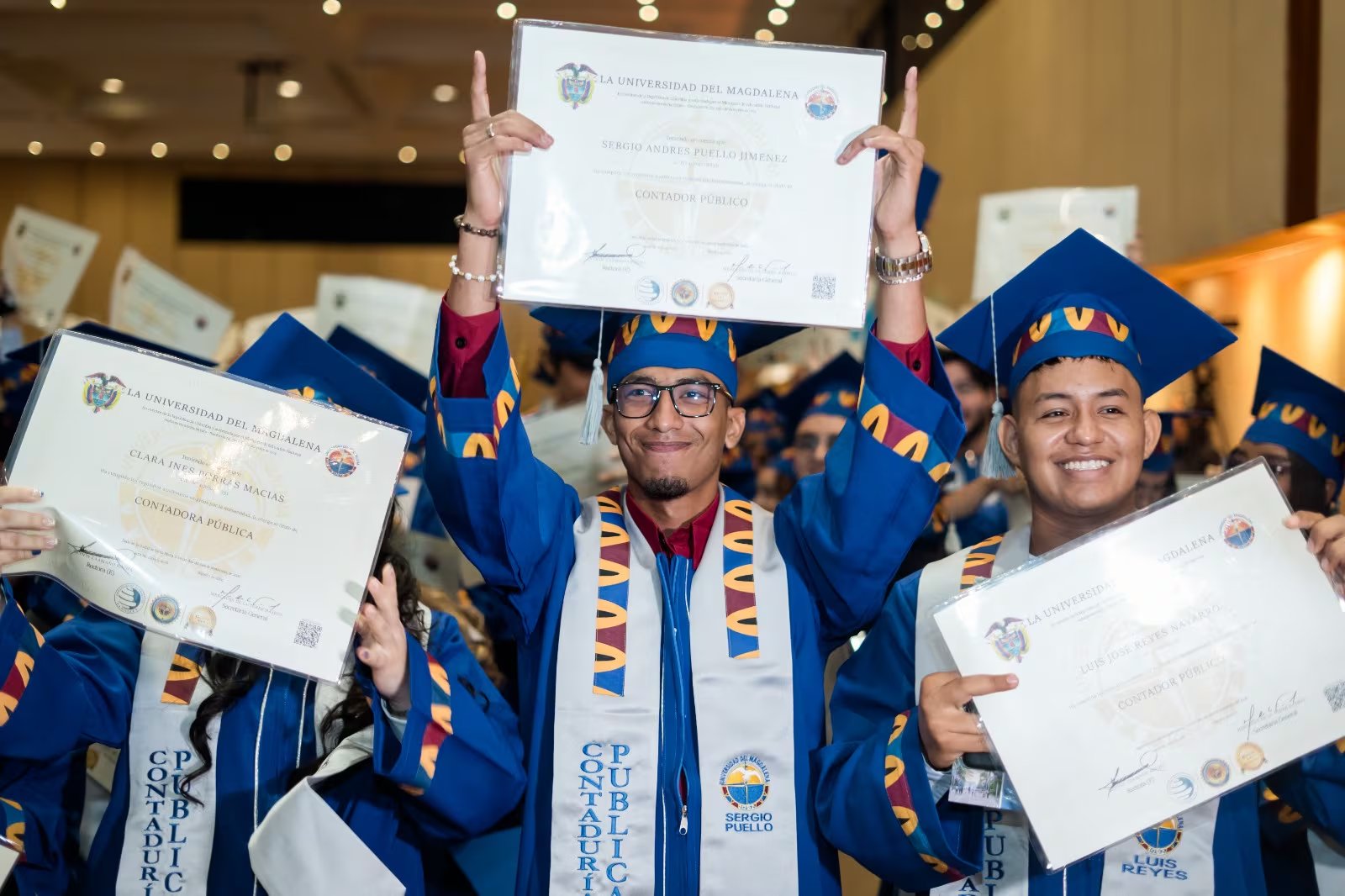El graduado presentó un cartel con el mensaje 'No + quimio' durante la entrega del diploma para anunciar la conclusión de su tratamiento contra el cáncer - crédito Universidad de Magdalena