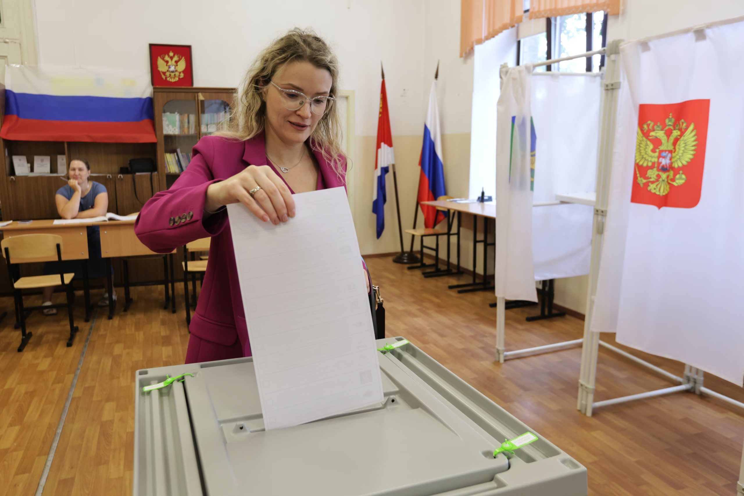 Una mujer deposita su boleta para las elecciones parlamentarias, en Vladivostok, Rusia, el 18 de septiembre de 2026 (AP Foto)