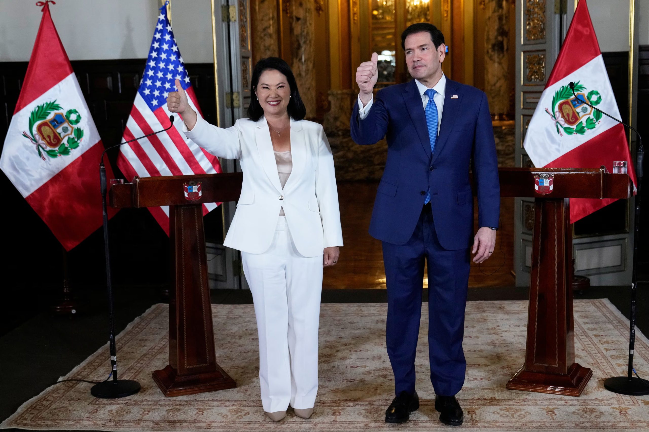 El secretario de Estado de EEUU, Marco Rubio, y la presidenta de Perú, Keiko Fujimori, hacen el gesto de pulgar hacia arriba tras una conferencia de prensa conjunta en el Palacio de Gobierno de Lima, Perú, el 10 de septiembre de 2026 Martin Mejia/Pool vía REUTERS