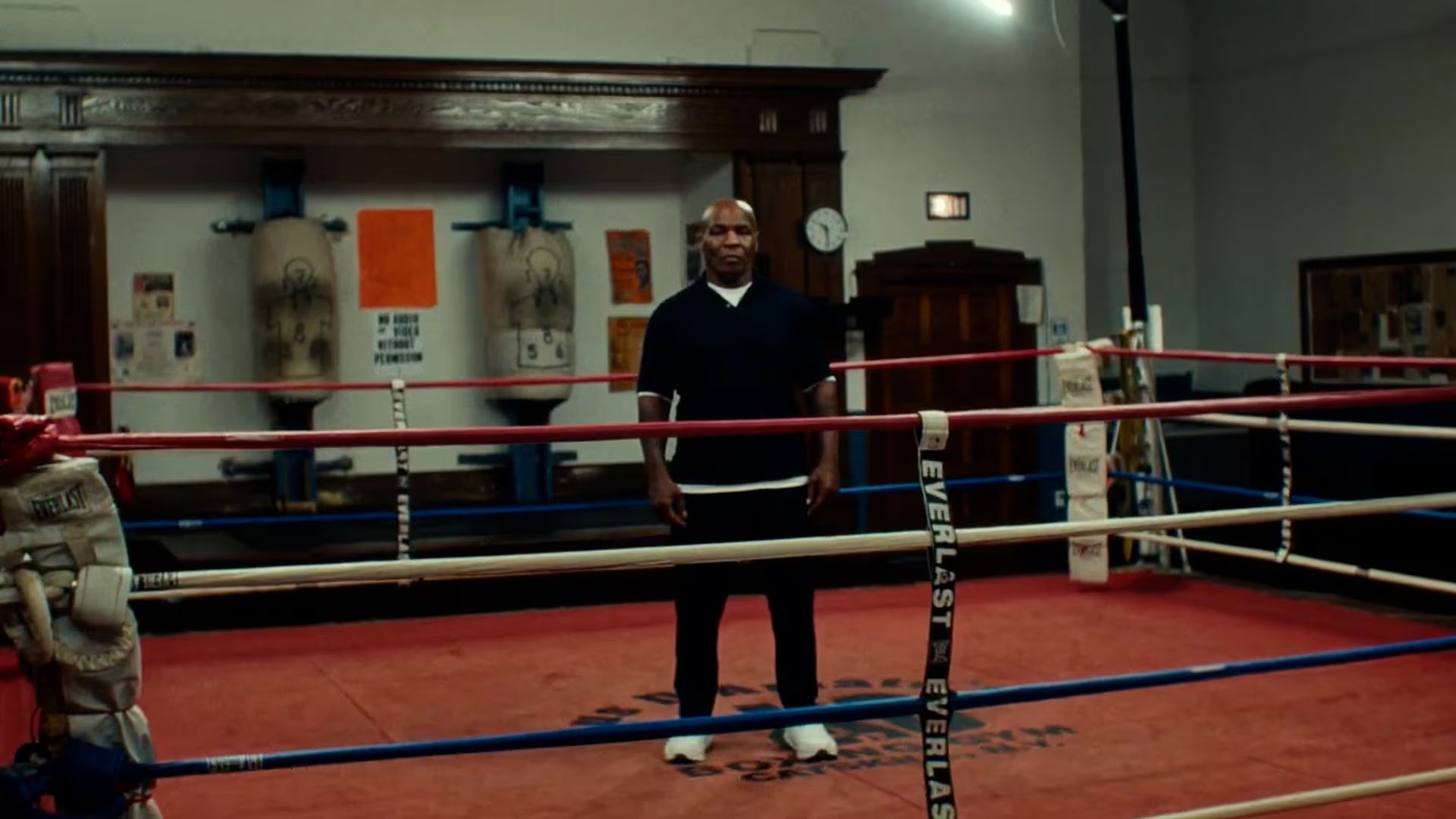 El entorno de Mike Tyson participa del documental y acompaña el relato del exdeportista (Netflix)