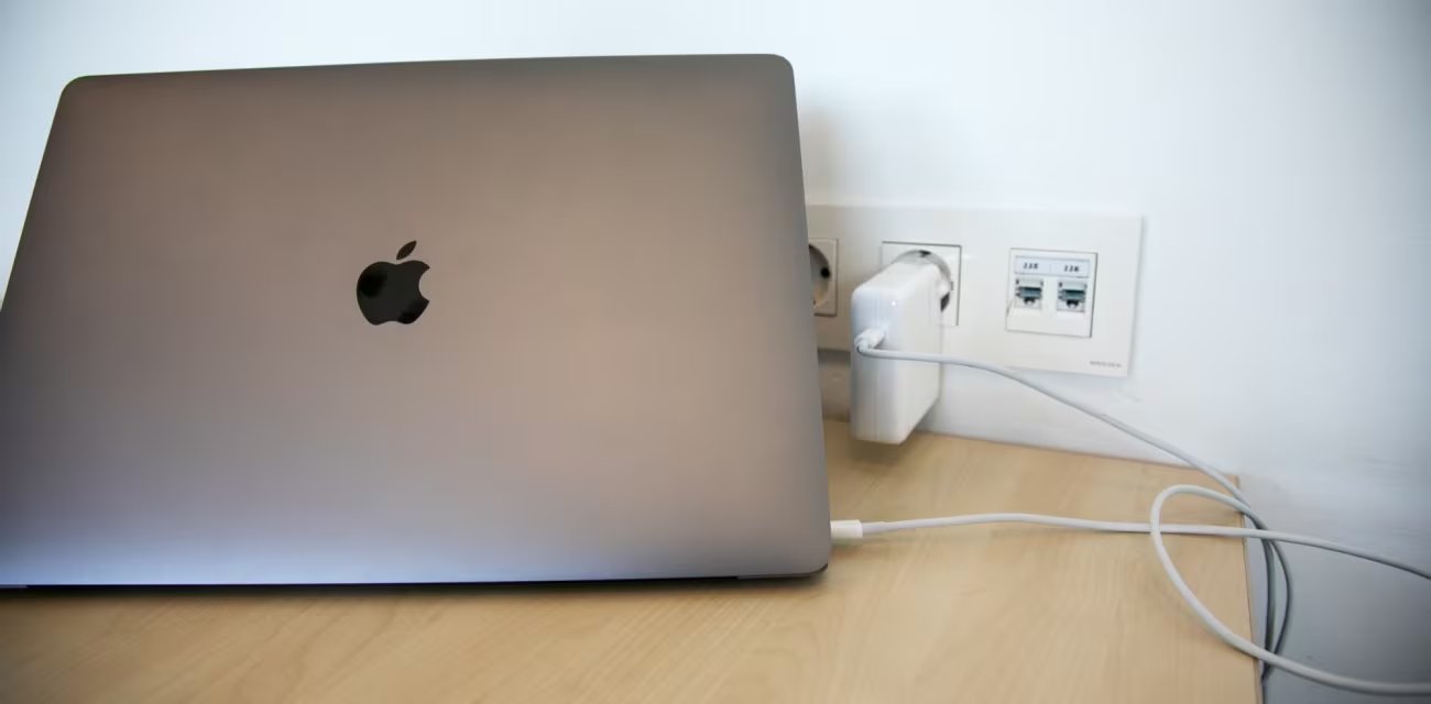 MacBook cargando. (foto: Hablando de Manzanas)