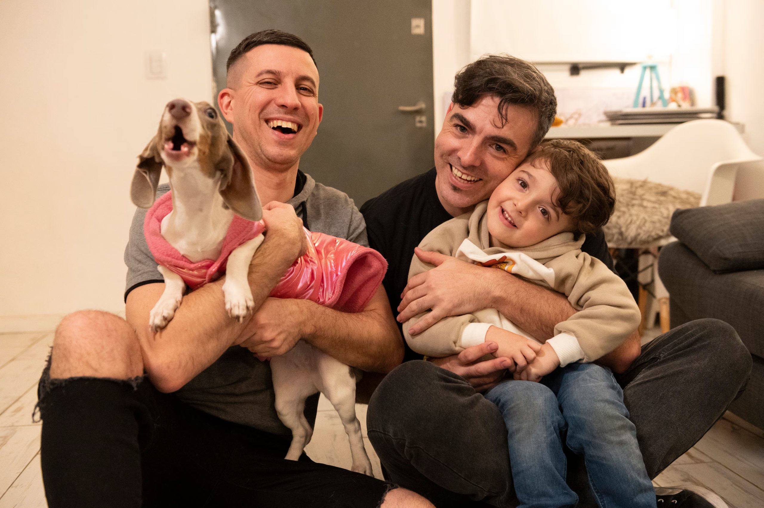 Mati, Leo, Bastian y Muna, su mascota