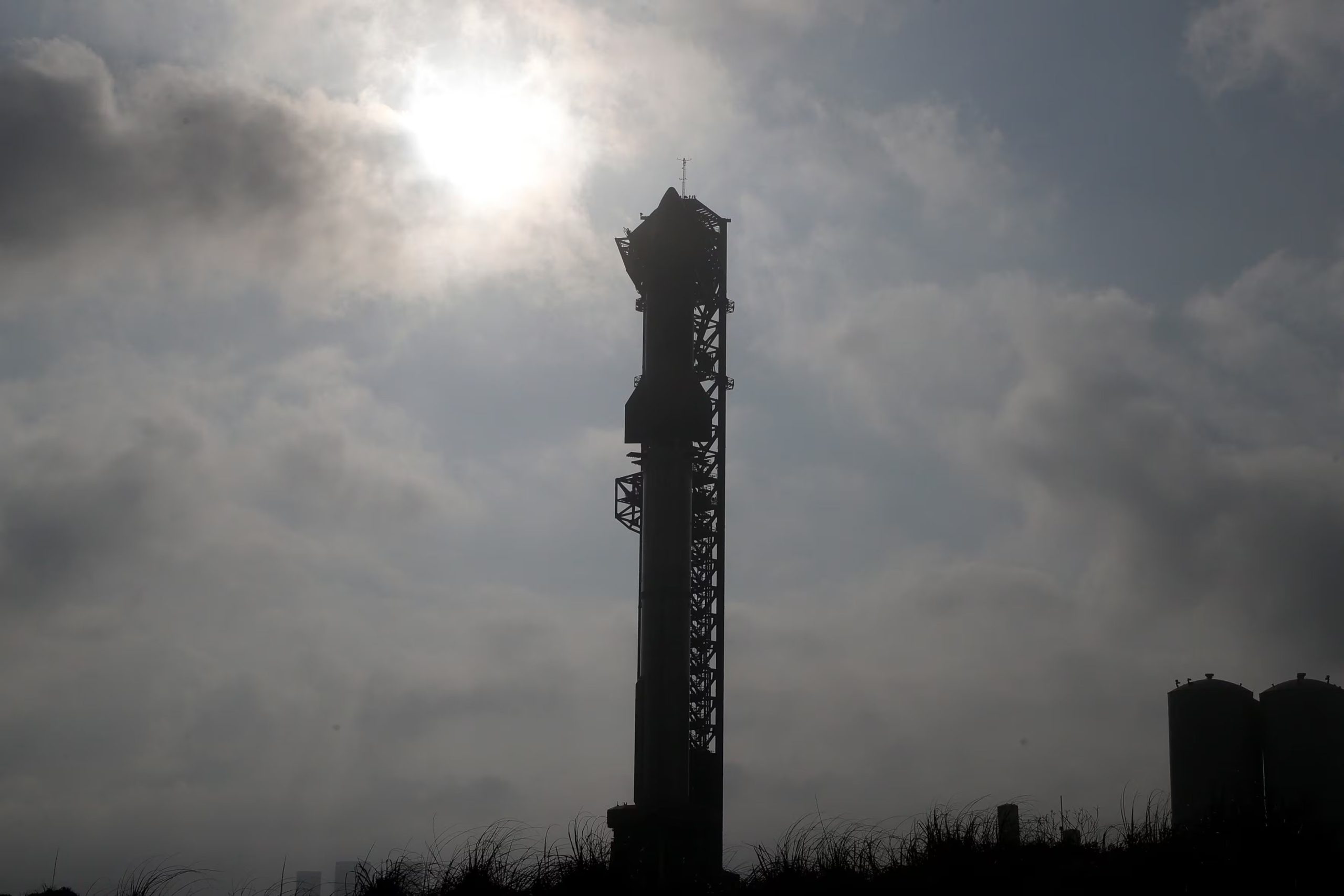 Fotografía de archivo del cohete Starship, de la compañía SpaceX, en posición de lanzamiento de prueba, en Boca Chica (Texas, EE.UU.) (EFE/Adam Davis)