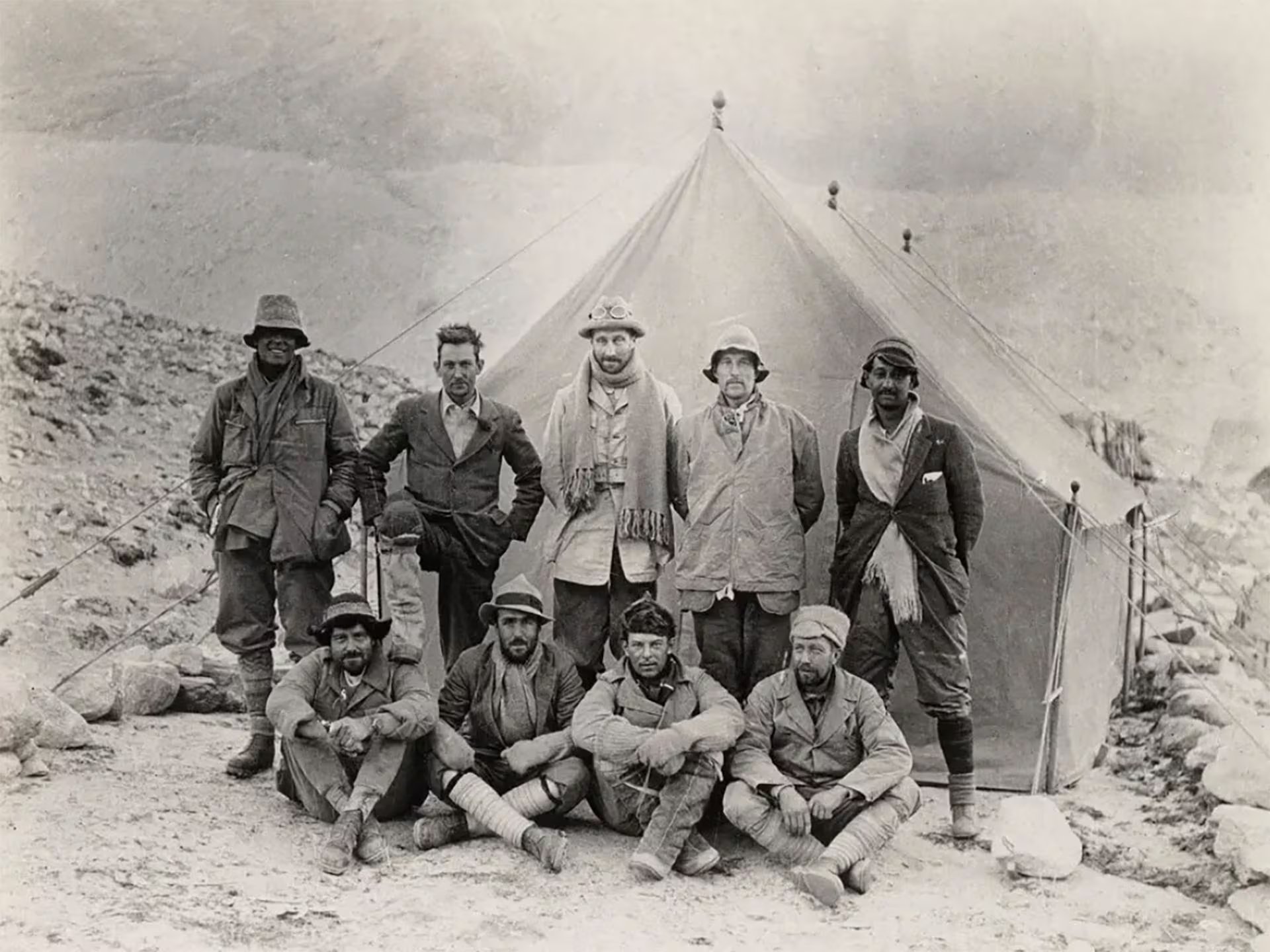 Lastrada por la enfermedad, el agotamiento y un equipo deficiente, la tercera expedición al Everest estaba condenada al fracaso casi desde el principio. Arriba, Sandy Irvine y George Mallory aparecen a la izquierda (New York Times)