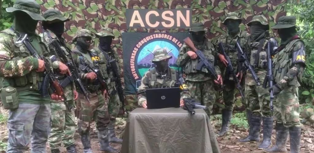 La transmisión inmediata de videos y mensajes amplifica el alcance de las intimidaciones sin necesidad de un despliegue físico continuo - crédito Pares