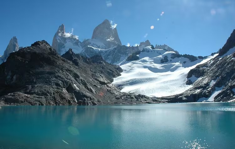 Un eventual desborde por el río Fitz Roy podría destruir el puente de acceso y afectar la planta de gas, la central eléctrica y el puesto sanitario
(Turismo El Chaltén)