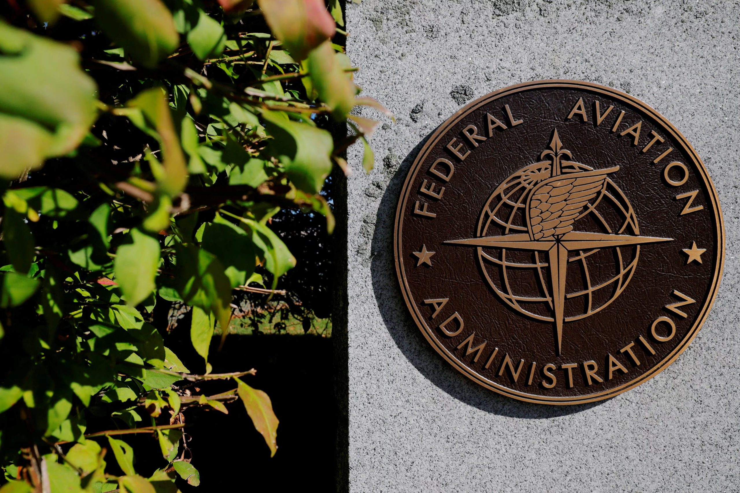 La FAA tiene facultades para detener entregas y certificaciones si la revisión concluye que el error representa un peligro real para los pasajeros (REUTERS/Brian Snyder/File Photo)