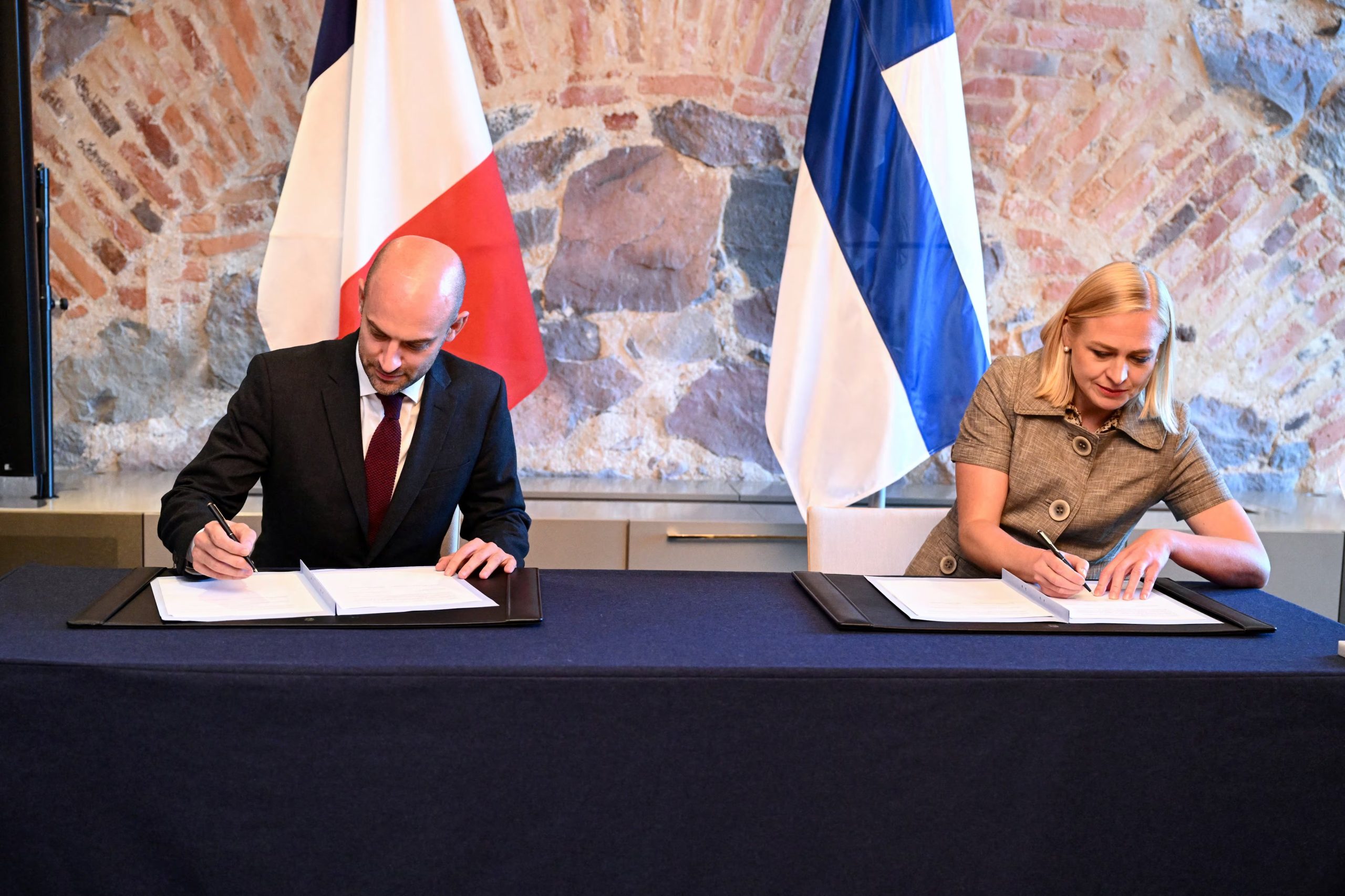 La Ministra finlandesa de Asuntos Exteriores, Elina Valtonen, y el Ministro para Europa y Asuntos Exteriores de Francia, Jean-Noel Barrot, firman un documento sobre una asociación estratégica entre Finlandia y Francia, en Helsinki, Finlandia, el 14 de septiembre de 2026. Lehtikuva/Mikko Stig vía REUTERS