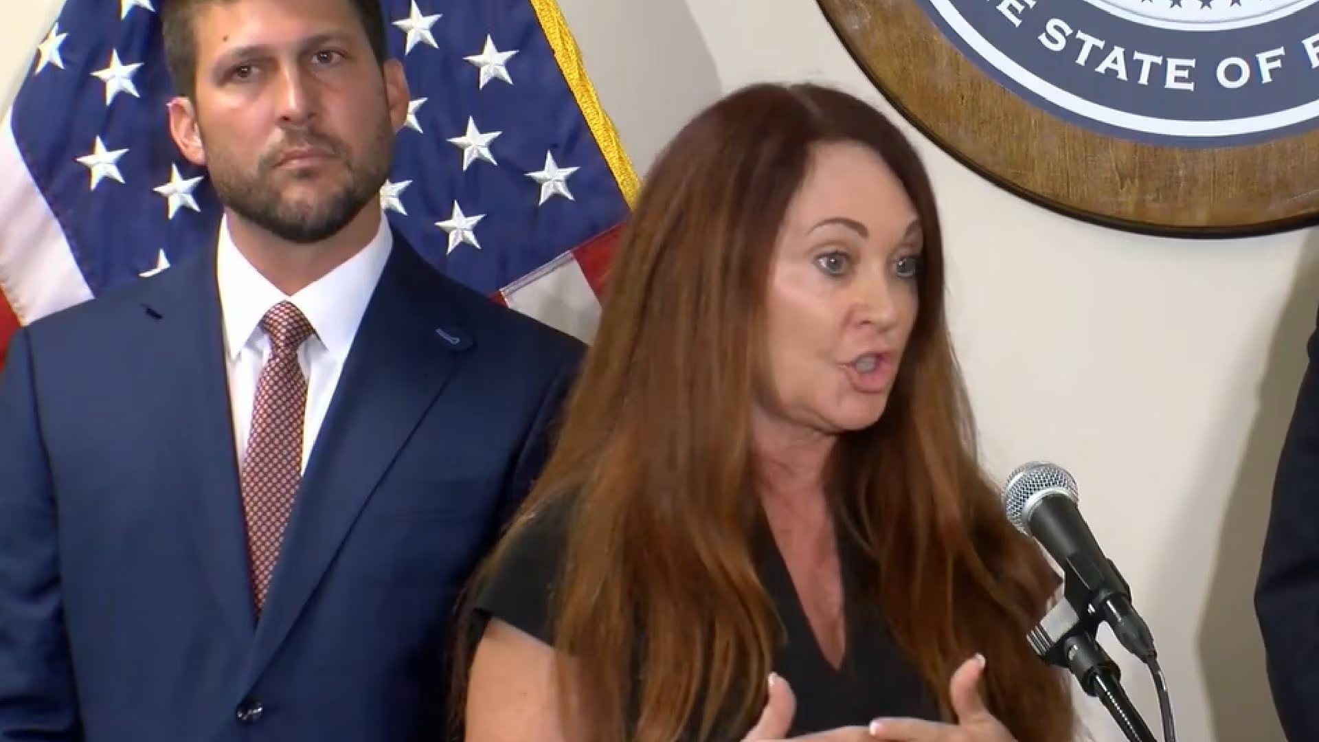 Melissa Sims, enfermera legal y defensora de derechos digitales, fue arrestada en enero de 2025 a partir de una captura de pantalla que nunca fue cotejada con el teléfono original del denunciante. Su caso fue desestimado ocho meses después. (Conferencia de prensa)