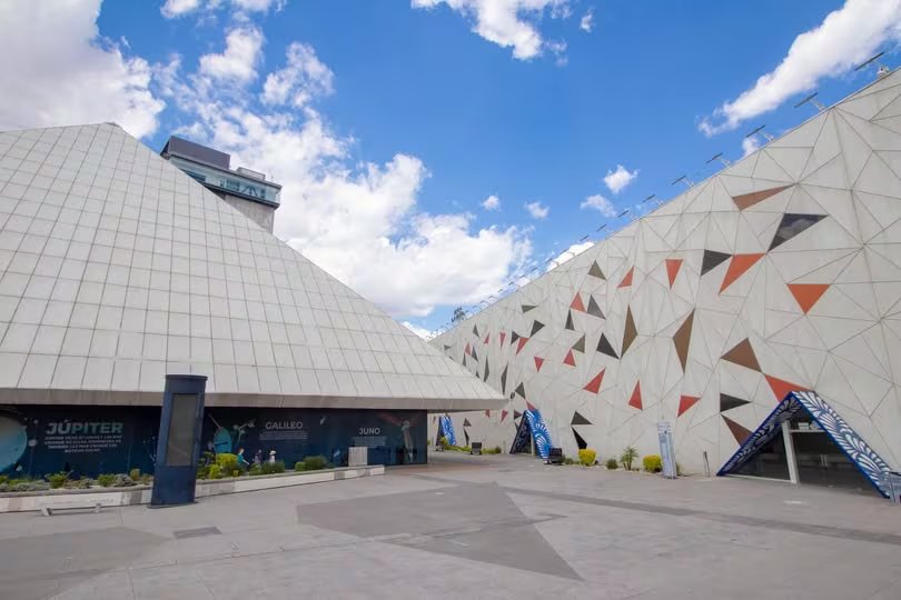 El Centro Expositor de Puebla presenta áreas exteriores con fachadas de diseño geométrico y una estructura piramidal. (Centro Expositor Puebla)