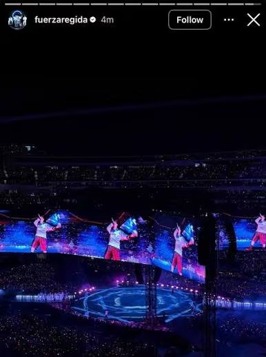 JOP y Moisés López sostienen una Army Bomb en el SoFi Stadium