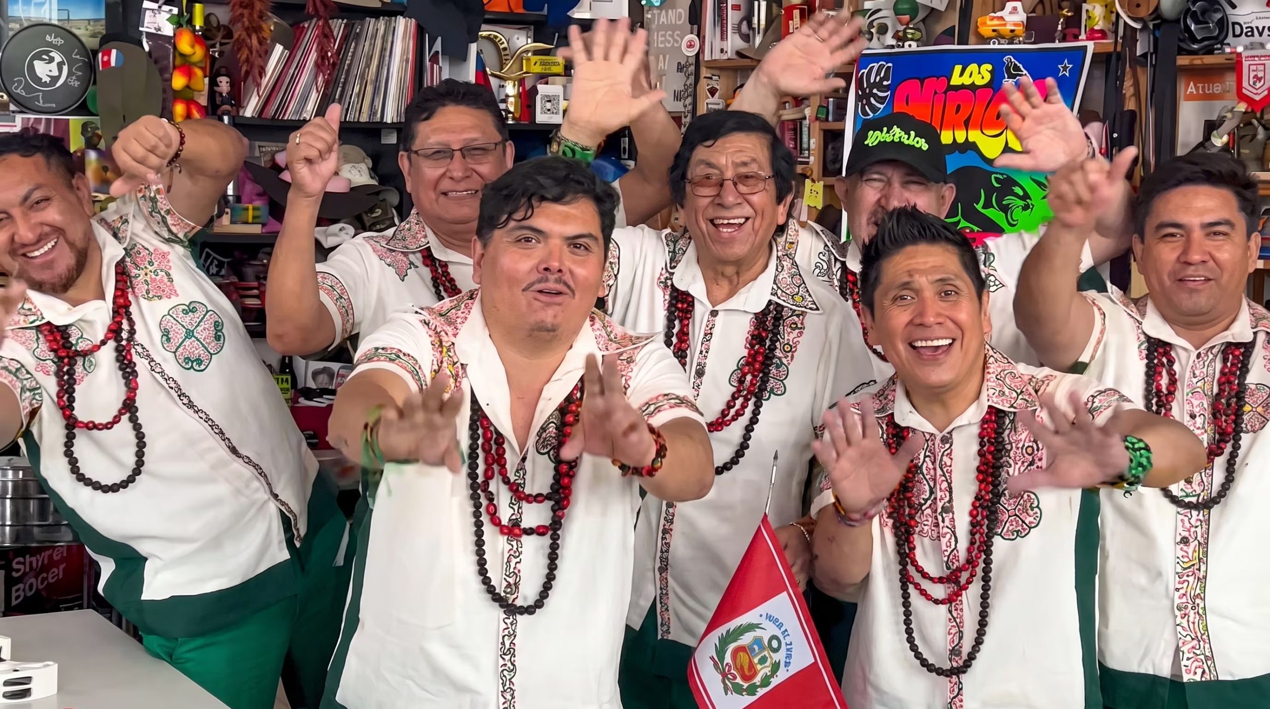 Los integrantes del grupo de cumbia peruana Los Mirlos saludan al público durante su participación en la serie de conciertos Tiny Desk. (Imagen Ilustrativa Infobae)