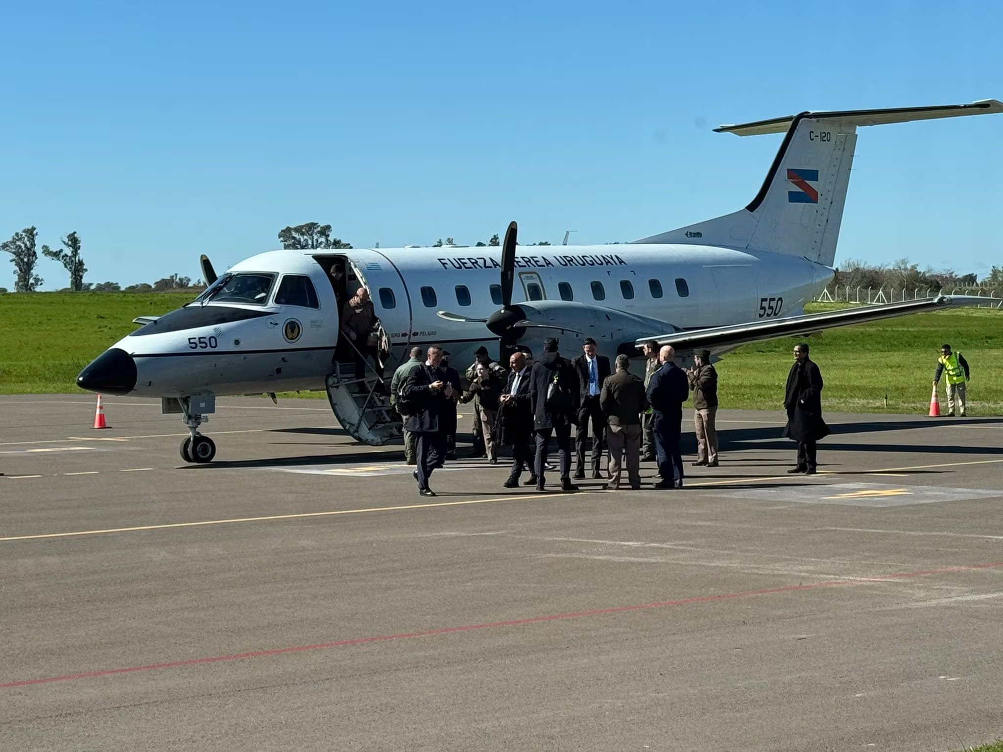La delegación del Vaticano, preparando la visita del Papa, en el aeropuerto de Paysandú (@iglesiauy)