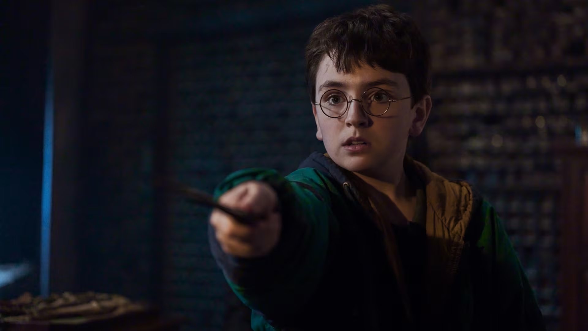 El actor Dominic McLaughlin sostiene una varita mágica durante su interpretación del personaje Harry Potter. (HBO Max)