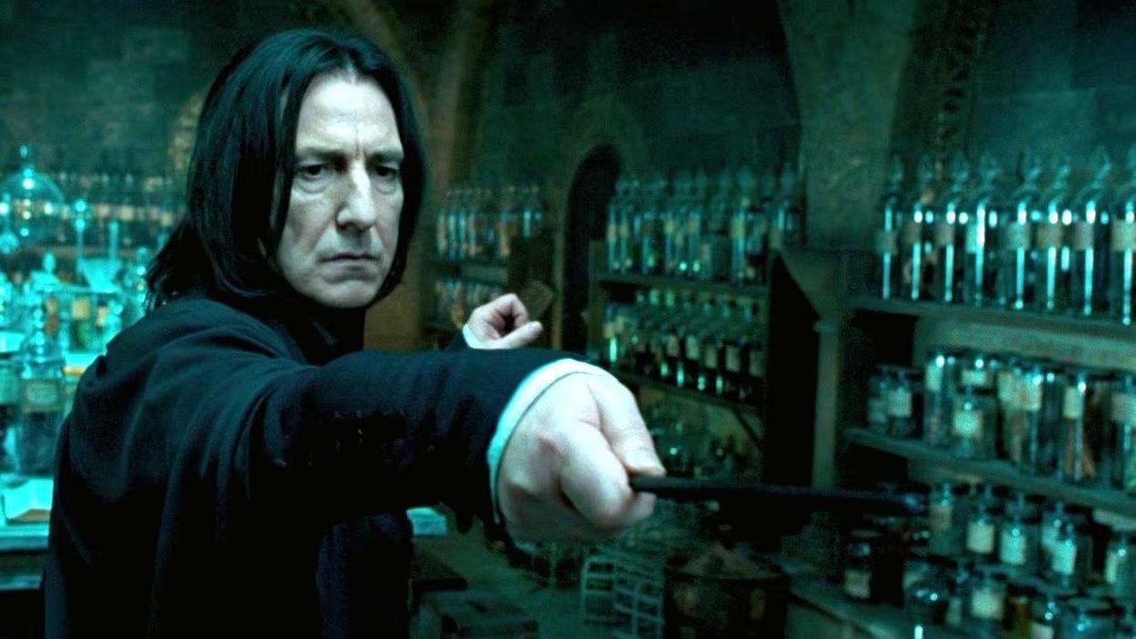 Alan Rickman contrastaba fuera de cámara con la severidad de Severus Snape, uno de los personajes más rígidos y enigmáticos de Harry Potter (WARNER BROS.)