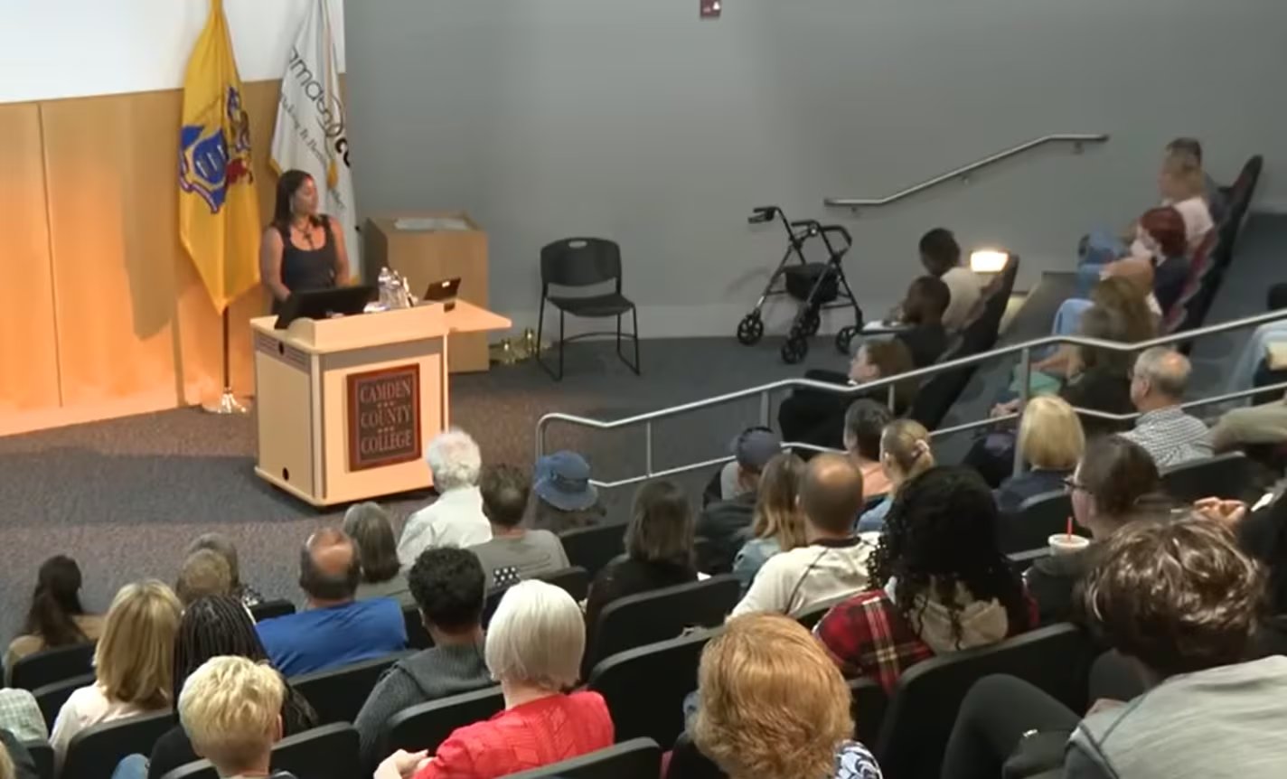 Genelle Guzmán-McMillan habló en público un 11 de septiembre por primera vez en 2025, en Camden County College (Fox News)