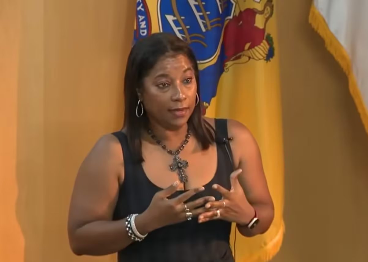 Genelle Guzmán-McMillan quedó atrapada con las piernas cruzadas, un brazo bajo el torso y la cabeza presionada entre dos pilares de concreto (Fox News)