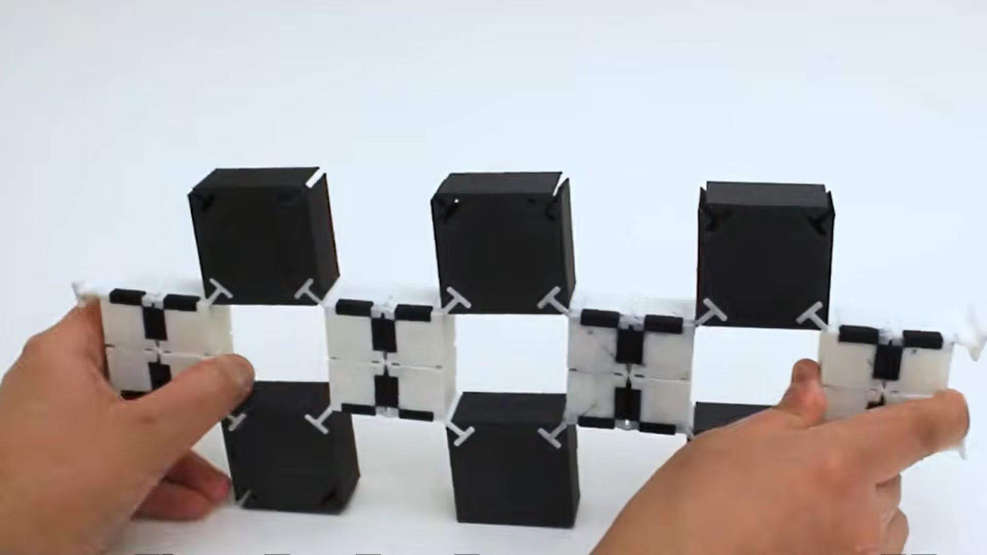 Los bifur-circuits funcionan como metamateriales mecánicos programables basados en estructuras auxéticas que se ensanchan cuando se estiran (Yt: MIT CSAIL HCI Engineering Group)