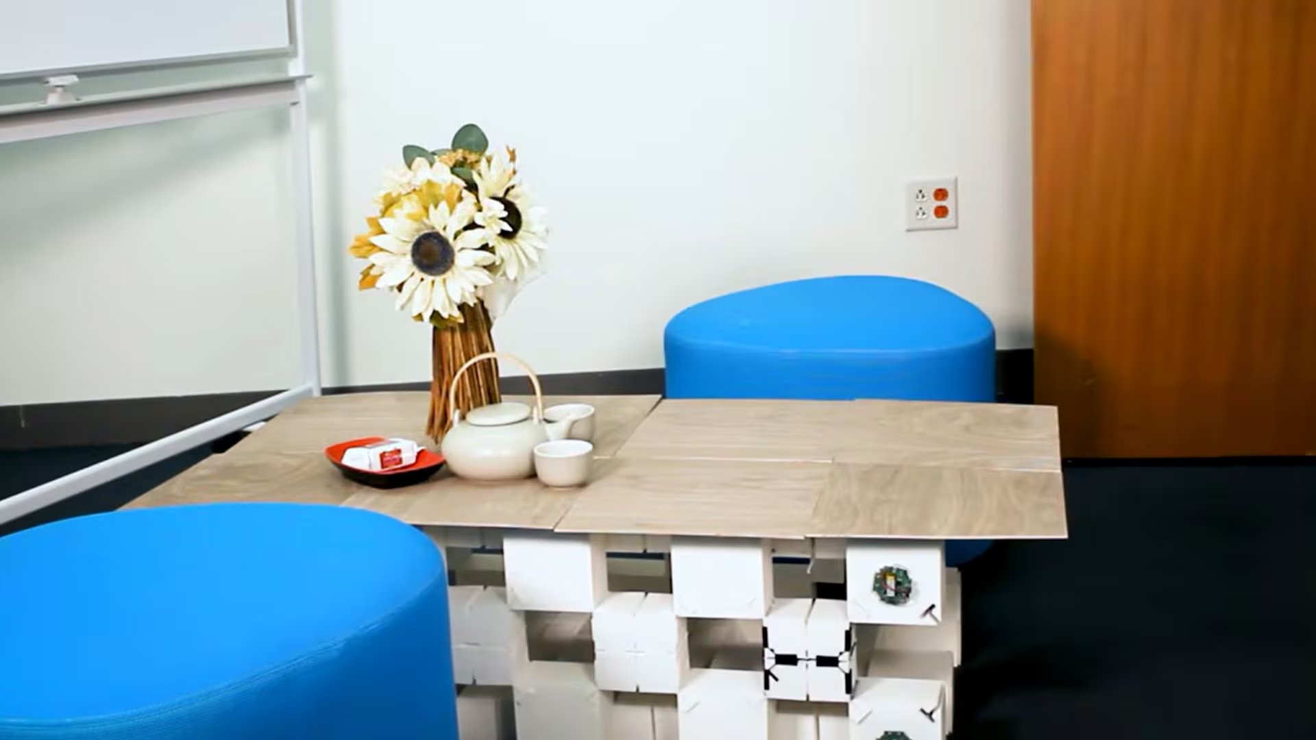 El sistema permitió fabricar una silla reconfigurable que se transforma en mesa o se aplana para guardarse y detecta su propia configuración (Yt: MIT CSAIL HCI Engineering Group)