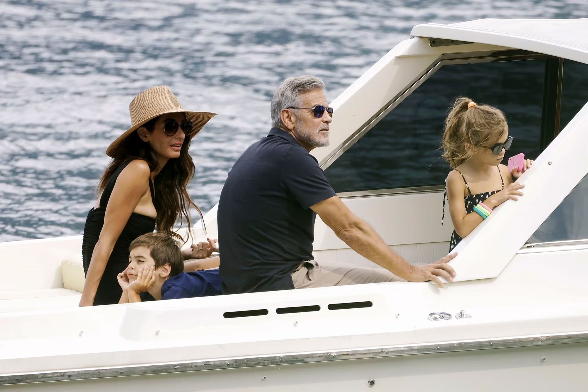 Clooney dijo que la dirección exige un año completo de rodaje, algo que hoy no quiere compatibilizar con la crianza de sus hijos (Photo © 2023 Backgrid/The Grosby Group)
