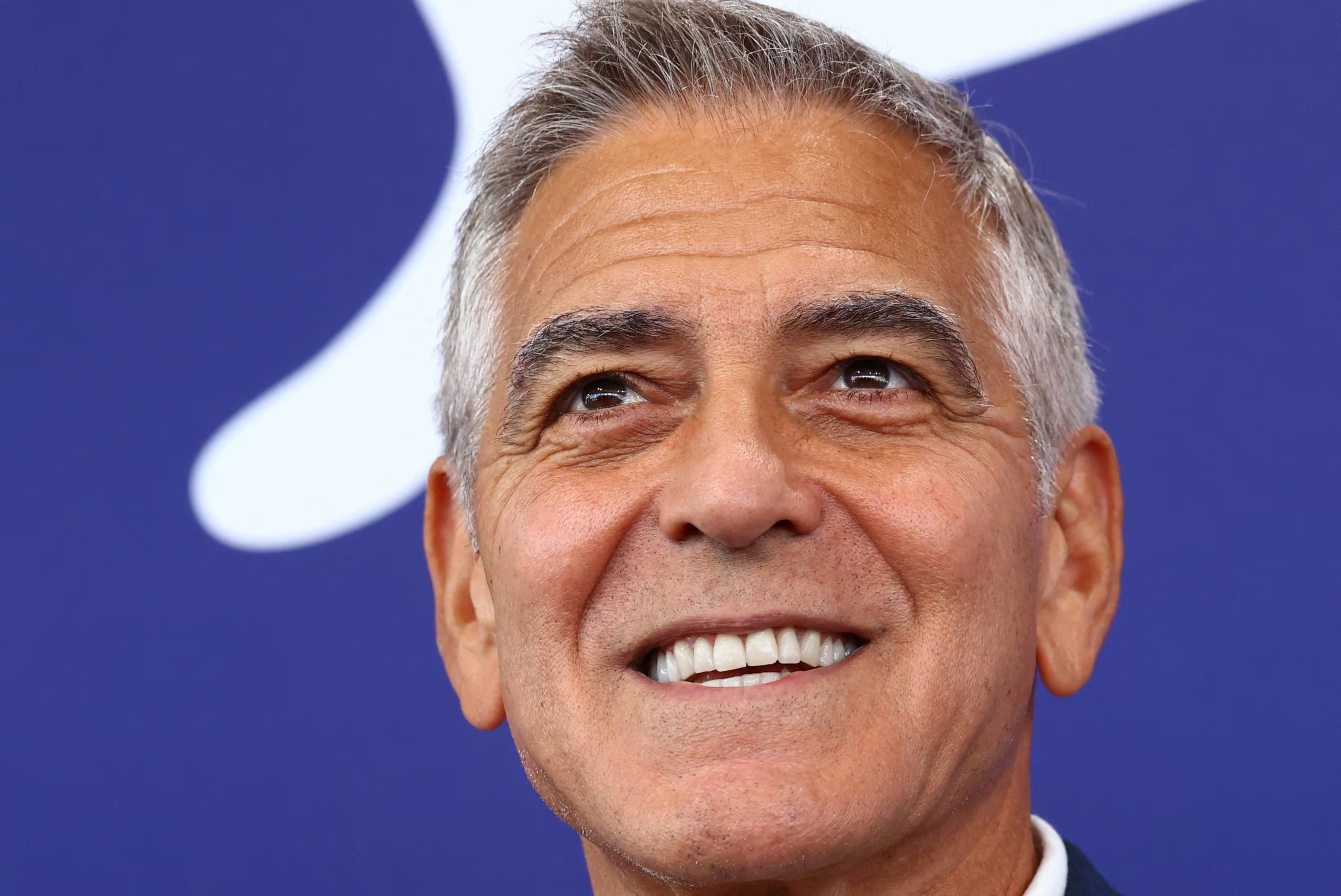 George Clooney explicó que no dirige porque tiene dos hijos de nueve años con Amal Clooney y prioriza pasar tiempo con ellos - REUTERS/Yves Herman