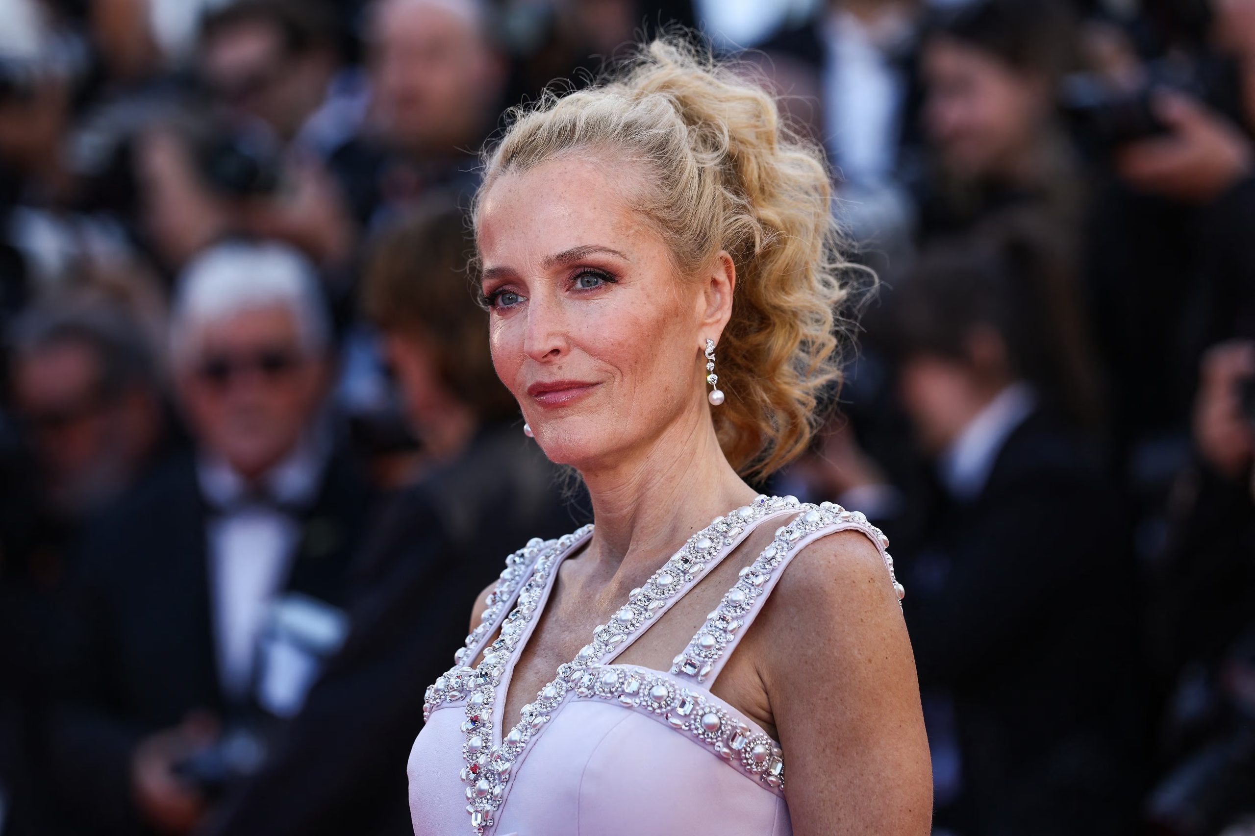 Gillian Anderson afirmó que el anonimato en More permite un nivel de verdad que puede hacer que distintas lectoras se sientan vistas en esas historias (REUTERS/Gonzalo Fuentes)