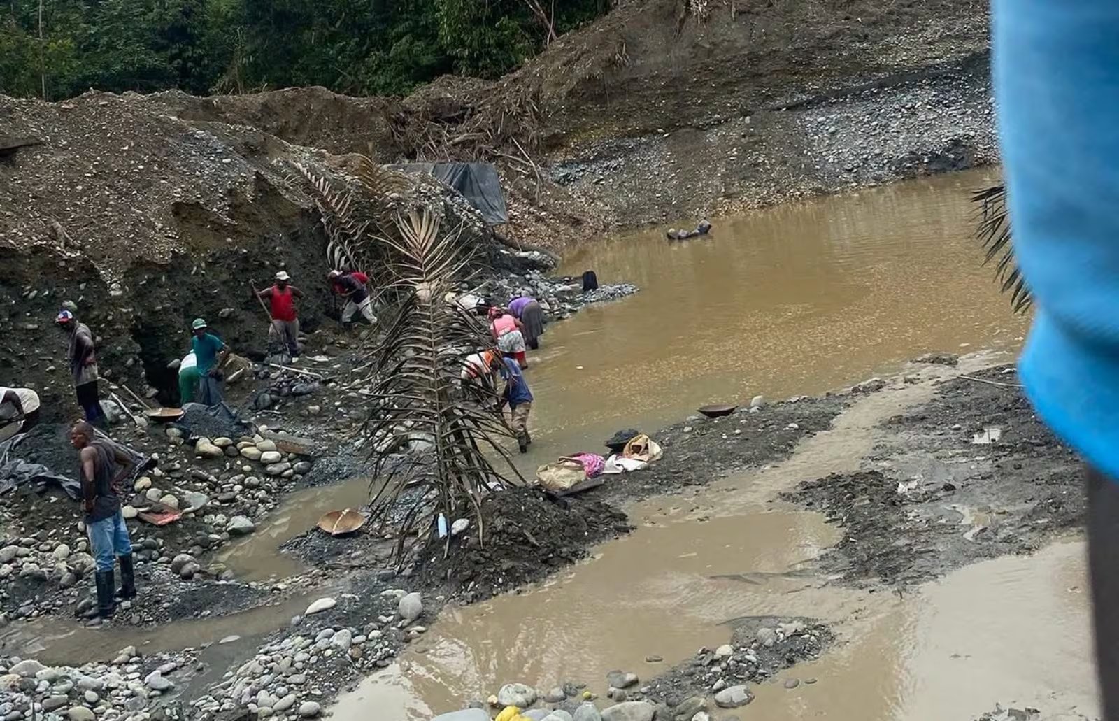 La minería artesanal o de susbsistencia ha afrontado toda clase de retos, problemas y conflictos por su práctica y los grupos armados - crédito @giz_mosquera/Instagram
