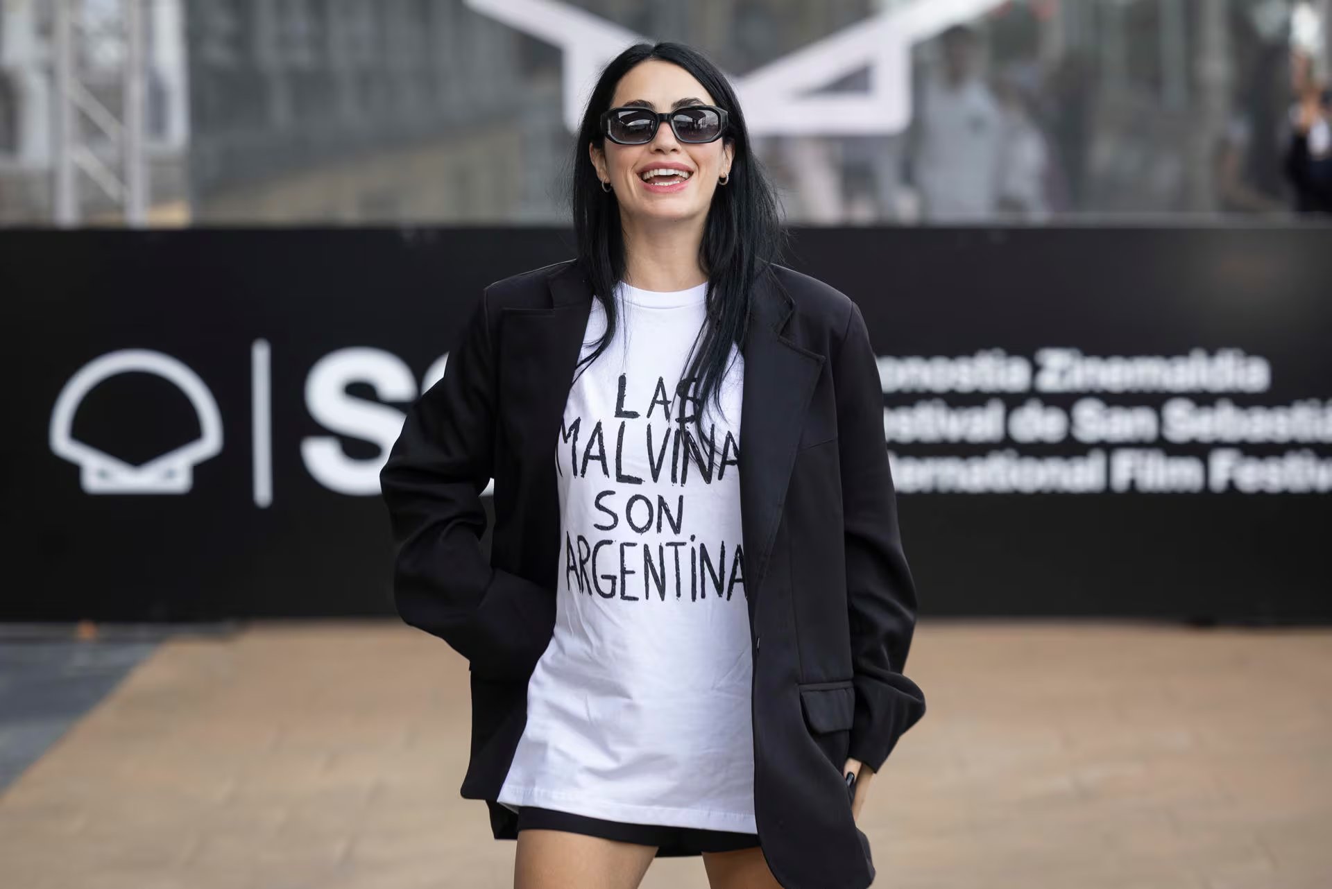 Lali Espósito ya había causado revuelo el viernes al llegar a San Sebastián con una camiseta con el lema “Las Malvinas son argentinas” (EFE)