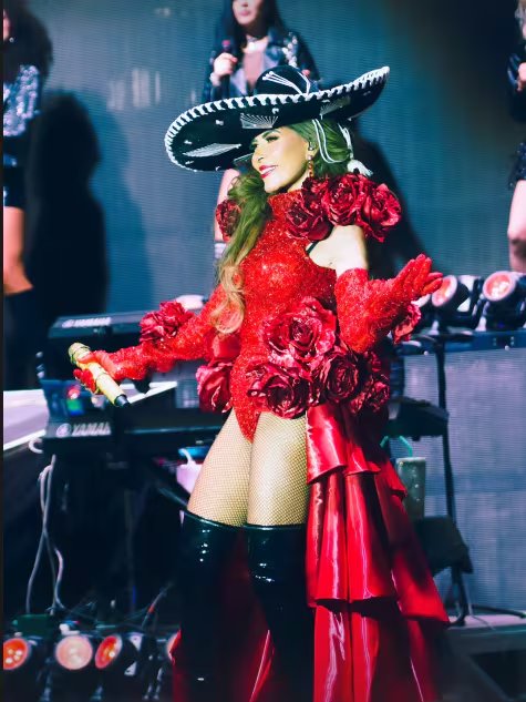 El concierto formó parte del programa por el 216 aniversario del inicio de la Independencia de México. (IG: gloriatrevi)