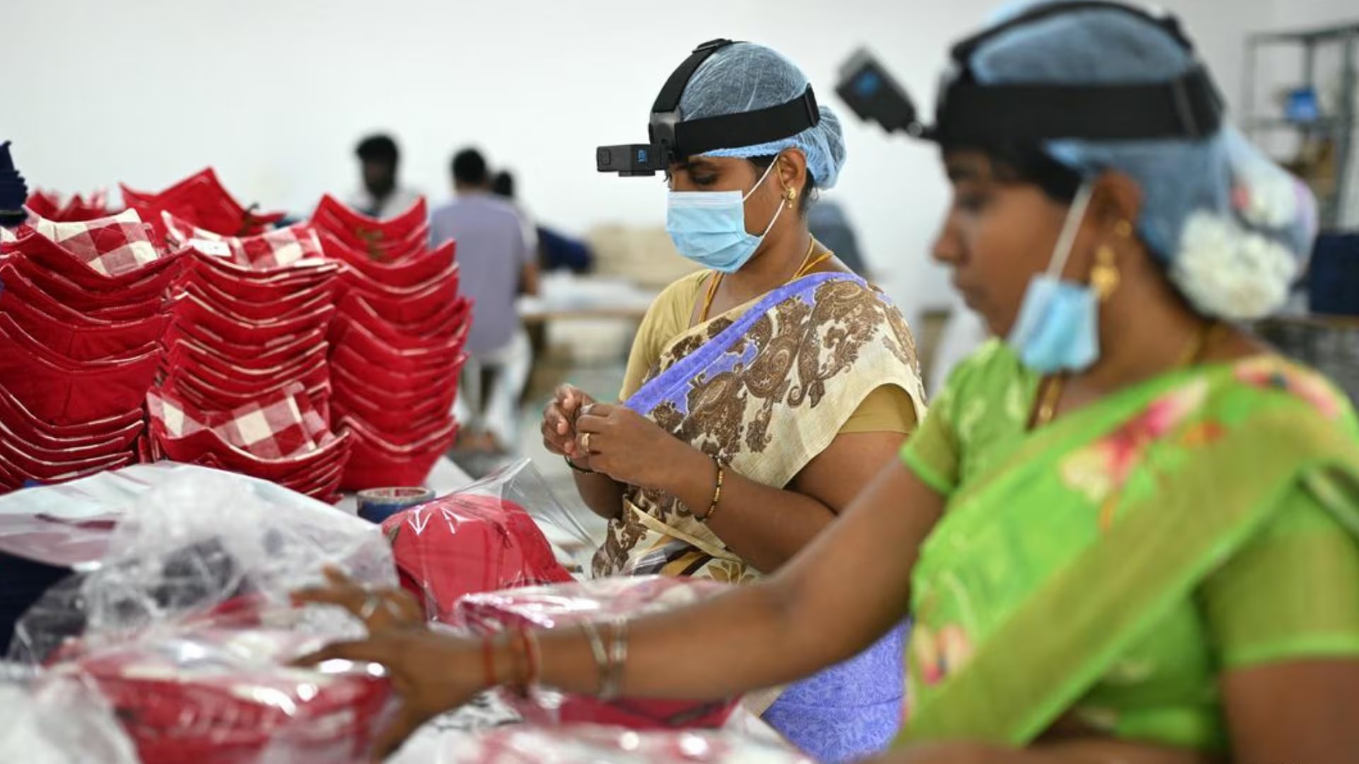 Mujeres tienen dispositivos en sus cabezas que graban sus actividades. 

Imagen: R. Satish Babu/AFP