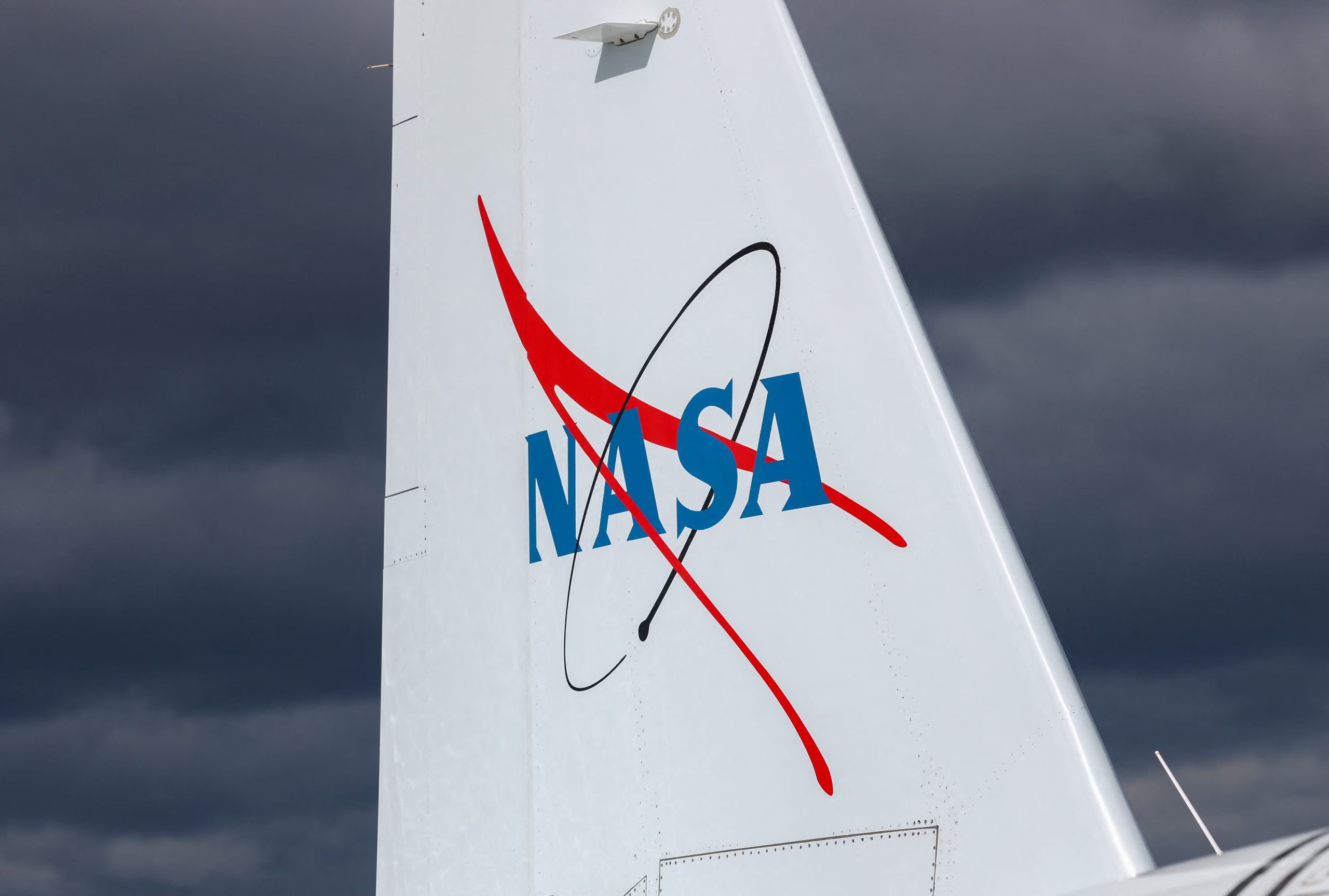 Avión WB-57 Canberra, previo a una misión respaldada por la NASA para volar una aeronave a gran altitud —por encima de las nubes y durante un eclipse solar total— con el fin de estudiar el Sol y los cambios en la atmósfera terrestre; Keflavík, Islandia, 11 de agosto de 2026. 

REUTERS/Denis Balibouse
