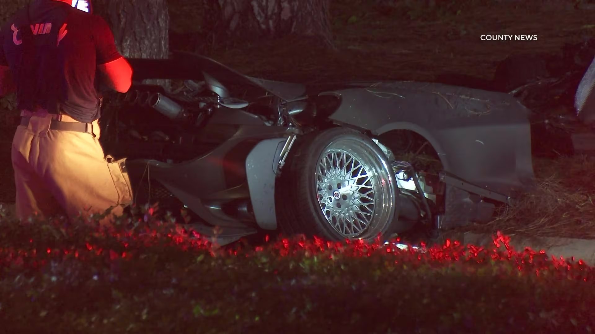 La investigación preliminar indicó que el McLaren circulaba a alta velocidad por Culver Drive antes de perder el control e impactar contra un árbol (Instagram: @countynewstv).