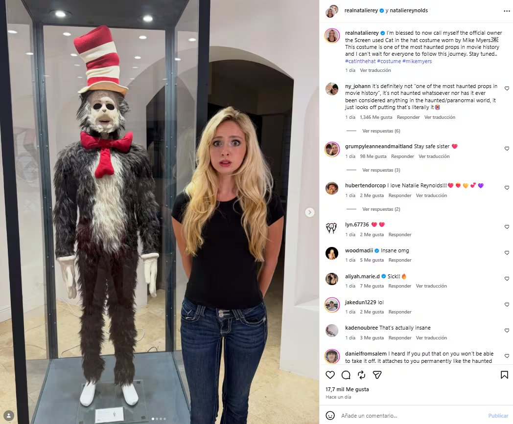 La influencer compró en una subasta de Propstore el disfraz de El Gato con Sombrero por unos 25.000 dólares tras ocho ofertas (Instagram/@nataliereynolds)