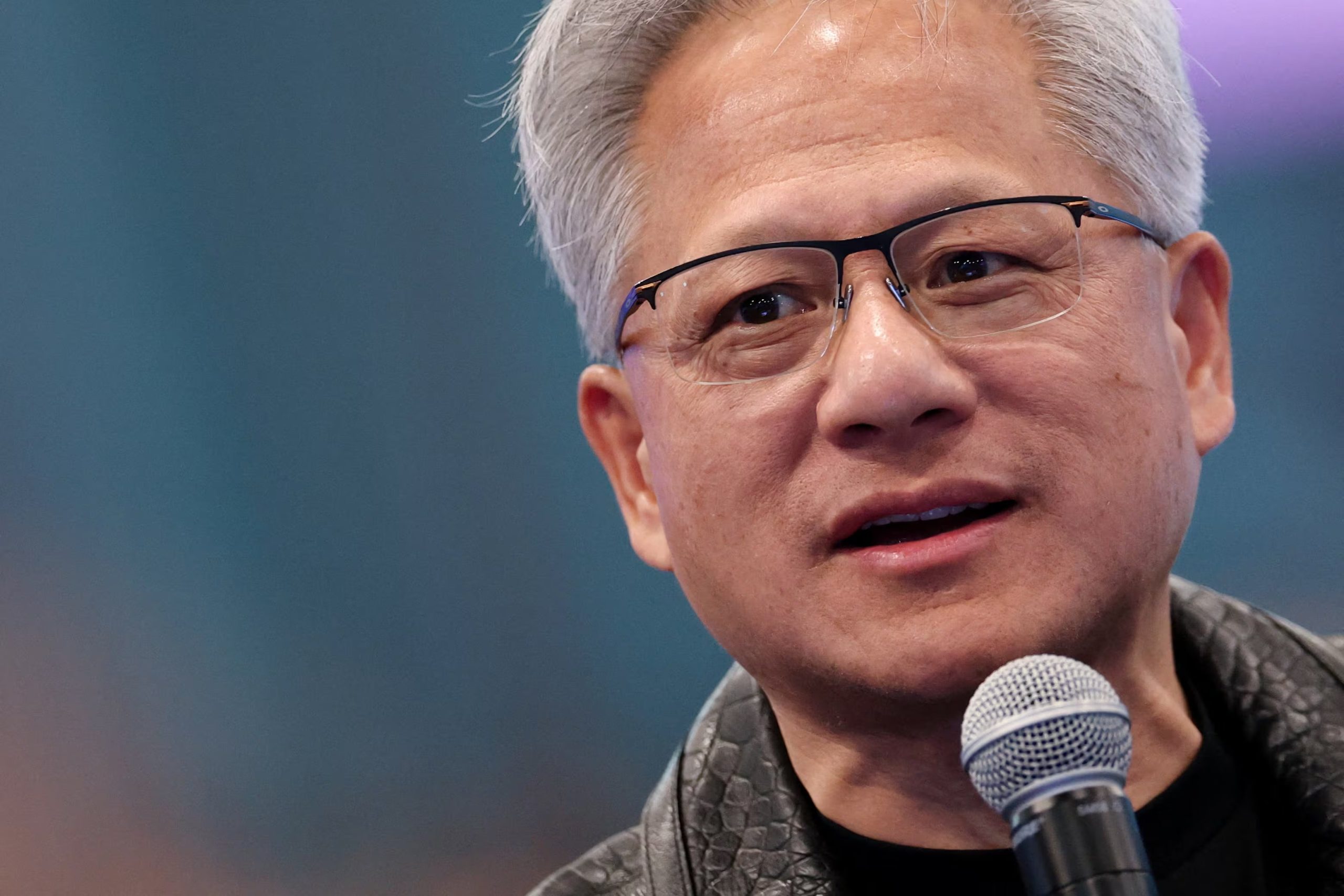 Jensen Huang, CEO de Nvidia, aconsejó a los estudiantes incorporar el uso de inteligencia artificial desde el comienzo de su preparación académica. REUTERS/Carlos Barria
