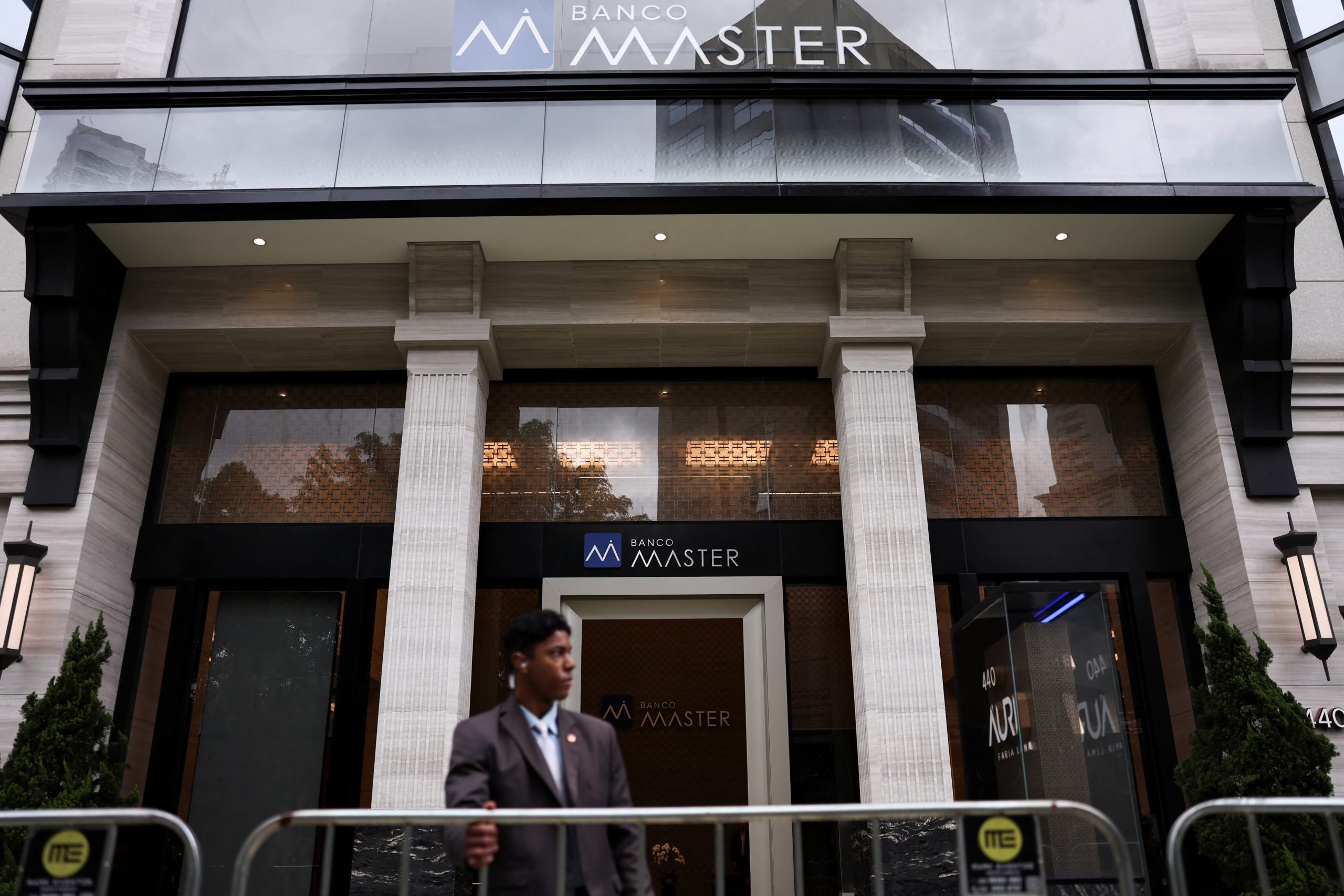 Un guardia de seguridad frente al Banco Master tras la detención del empresario Daniel Vorcaro, en San Pablo, Brasil, 18 de noviembre de 2025 (REUTERS/ Amanda Perobelli/Archivo)