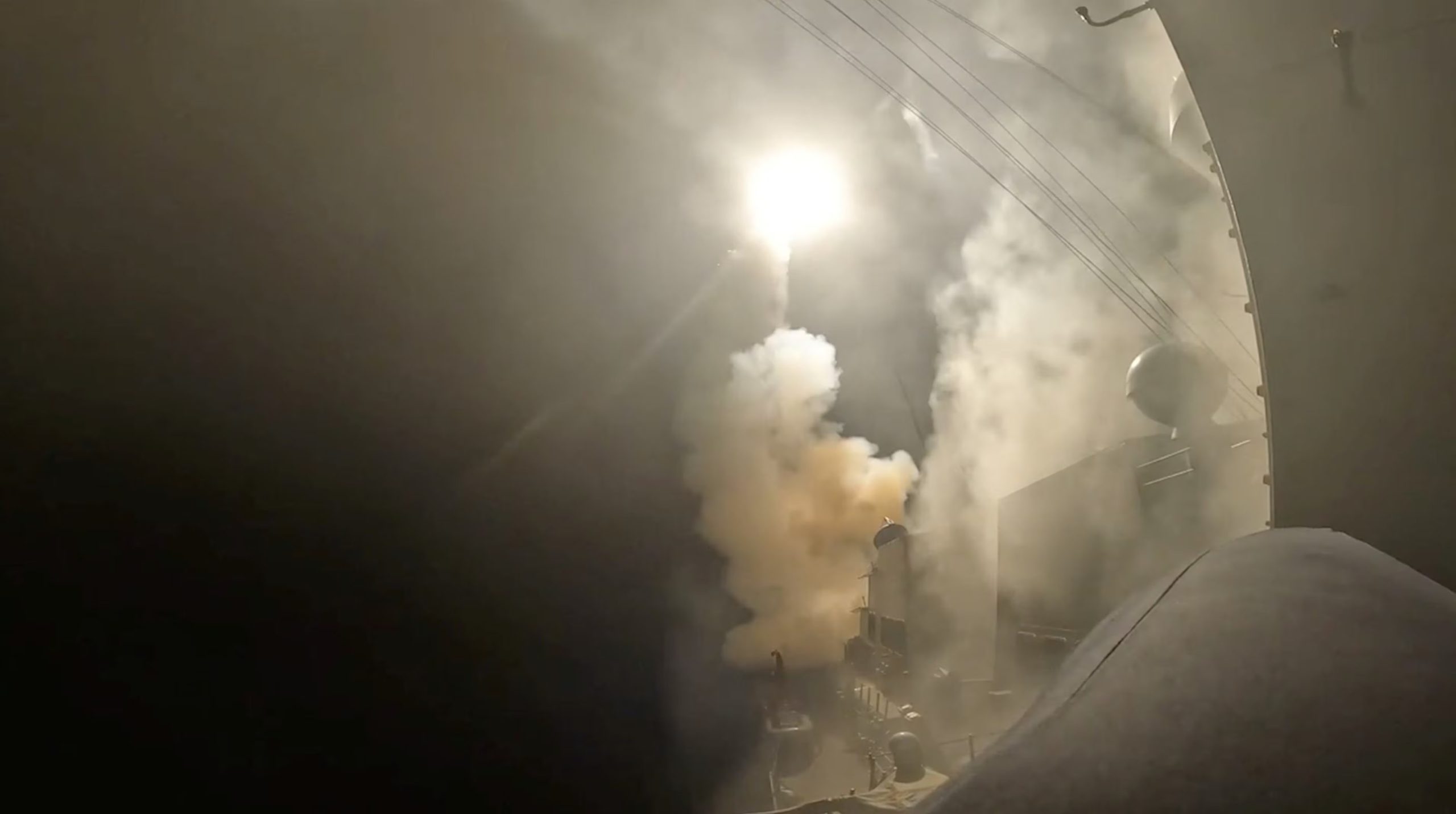 Una captura de pantalla de un video obtenido de redes sociales el 1 de septiembre de 2026 muestra el lanzamiento de un misil (CENTCOM/Imagen cedida vía REUTERS)