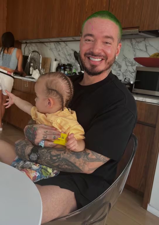 J Balvin se convirtió en padre con el nacimiento de Río, hecho que aseguró haberle ayudado en sus problemas de depresión - crédito @jbalvin / Instagram